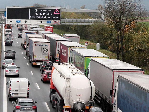 Trotz heftiger Proteste lief der bisherige Lkw-Transitvertrag zwischen Österreich und der EU am 31. 12. 2003 aus.