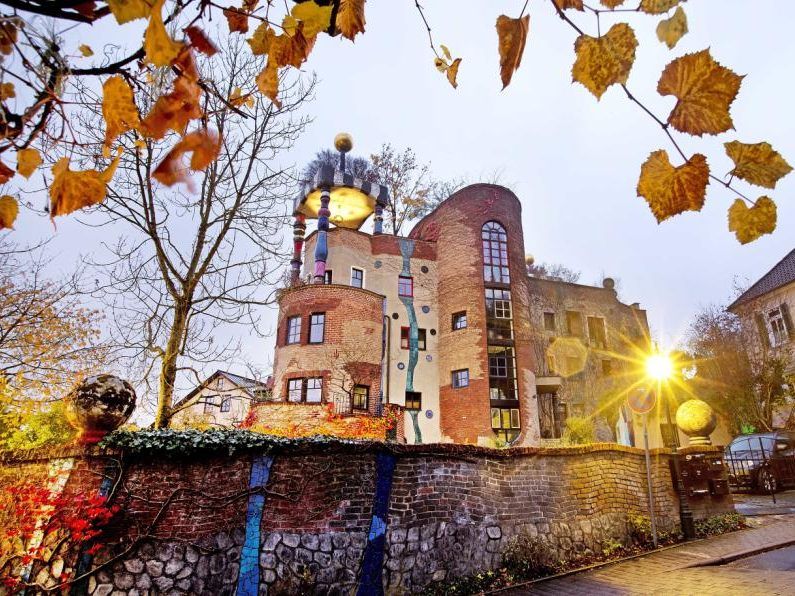 Ein Wohnhaus im typischen Hundertwassser-Stil. Der österreichische Künstler wäre heute 90 Jahre alt geworden.
