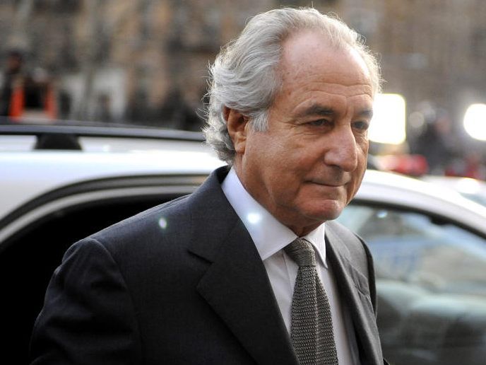 Nach dem Mega-Betrug des ehemaligen Börsenchefs von Nasdaq, Bernard Madoff, ordnen die US-Behörden am 16. Dezember 2008 die Auflösung seines Unternehmens an.