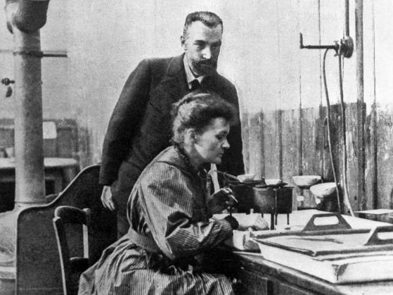 Mit der Entdeckung des Elements Radium gelingt es Marie und Pierre Curie 1898 zum ersten Mal, den radioaktiven Atomzerfall nachzuweisen.