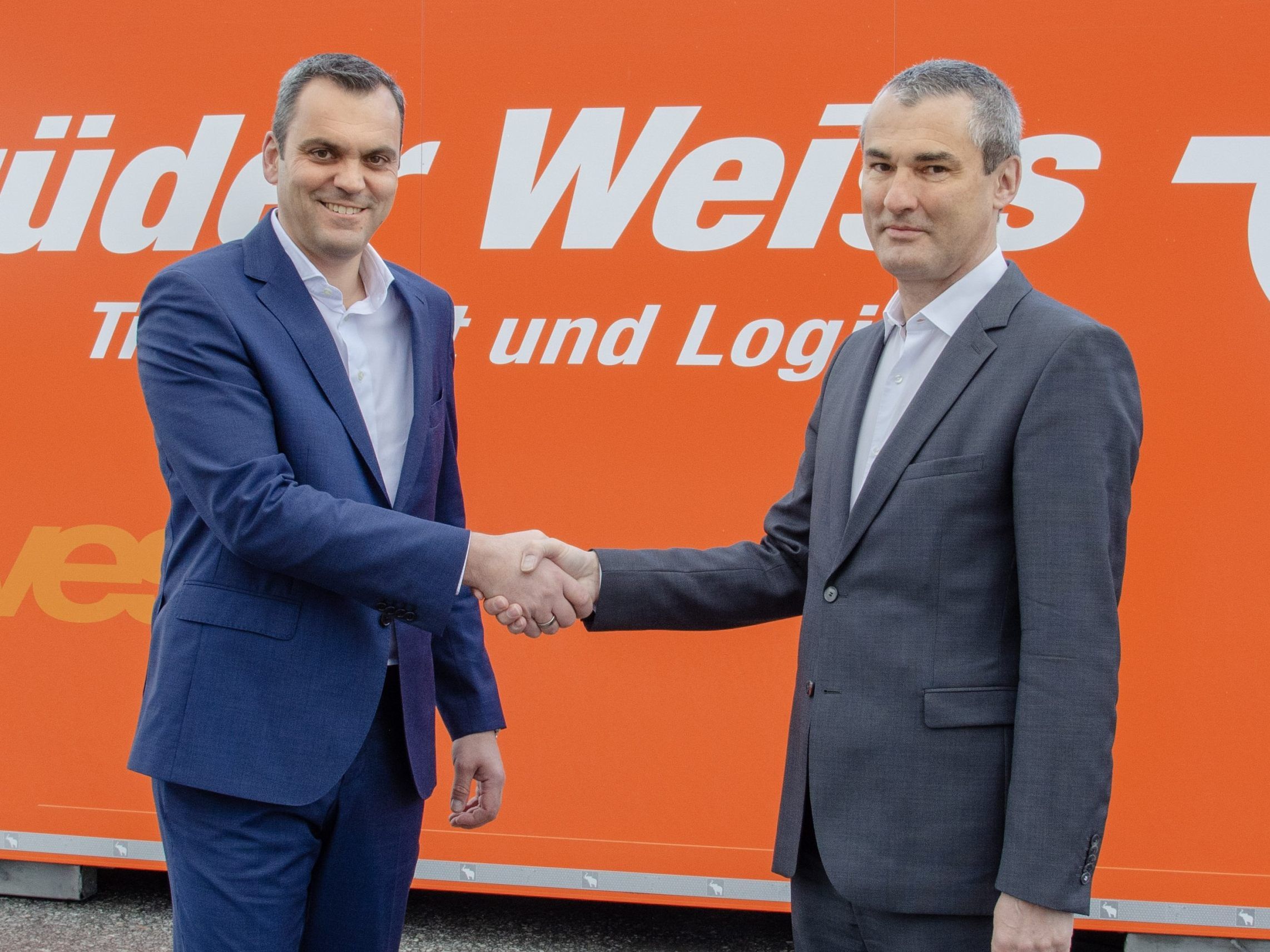 Hannes Mayr (r.) übergibt zum 1.1.2019 die Leitung der Niederlassung Hall i.T. an Günter Schmarl (l.) und wird zum Regionalleiter West bei Gebrüder Weiss befördert.