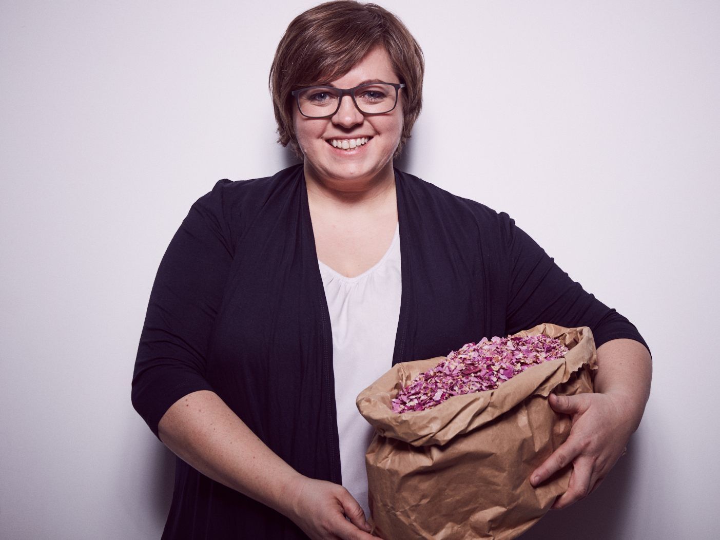 Iris Lins ist Kräuterexpertin und Grüne-Kosmetik-Pädagogin Iris Lins ist Kräuterexpertin und Grüne-Kosmetik-Pädagogin