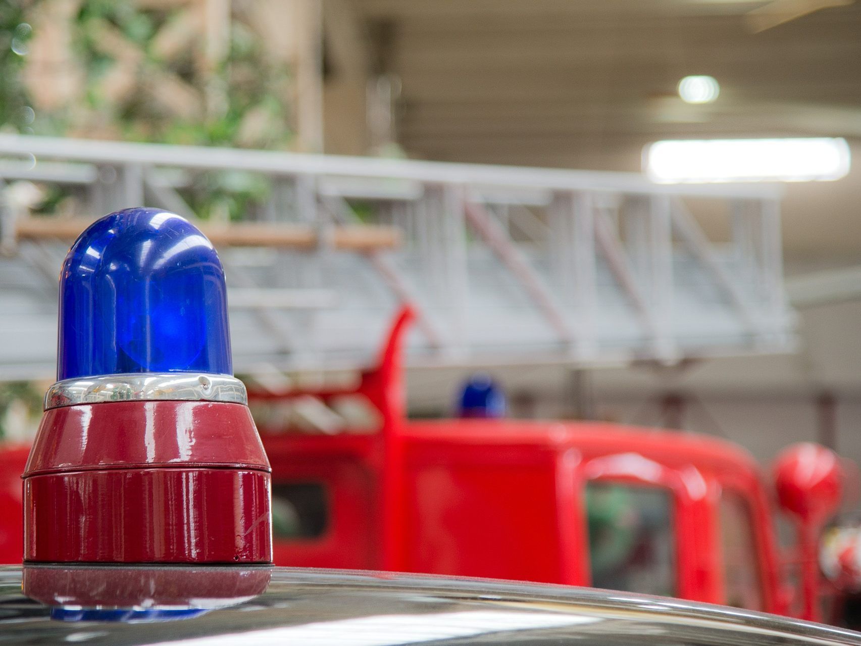 Die Feuerwehr musste die drei Personen mit einem Rettungsboot in Sicherheit bringen.