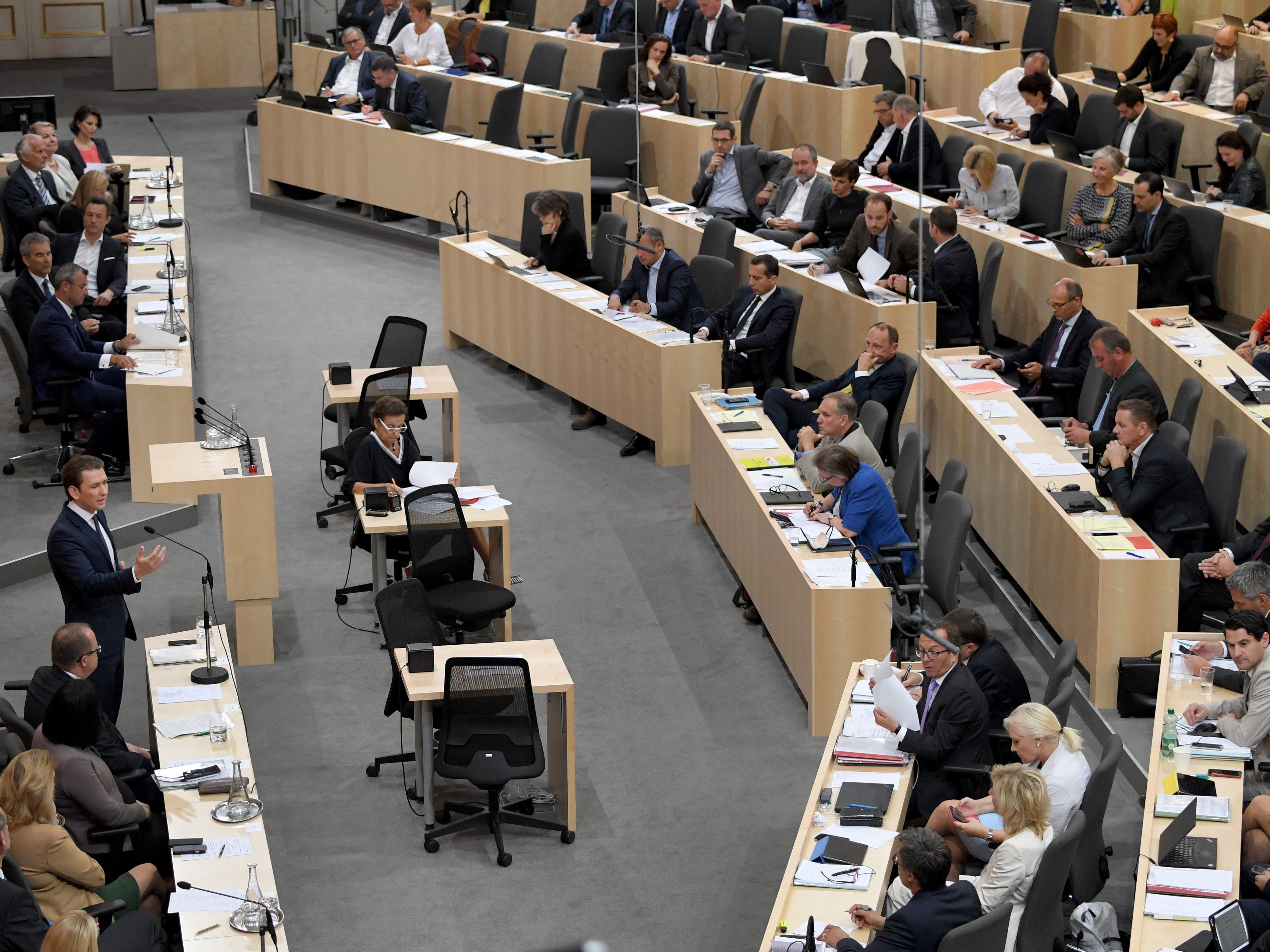 Die Politikergehälter steigen mit 2019 um 2 Prozent. Die Politikergehälter steigen mit 2019 um 2 Prozent.