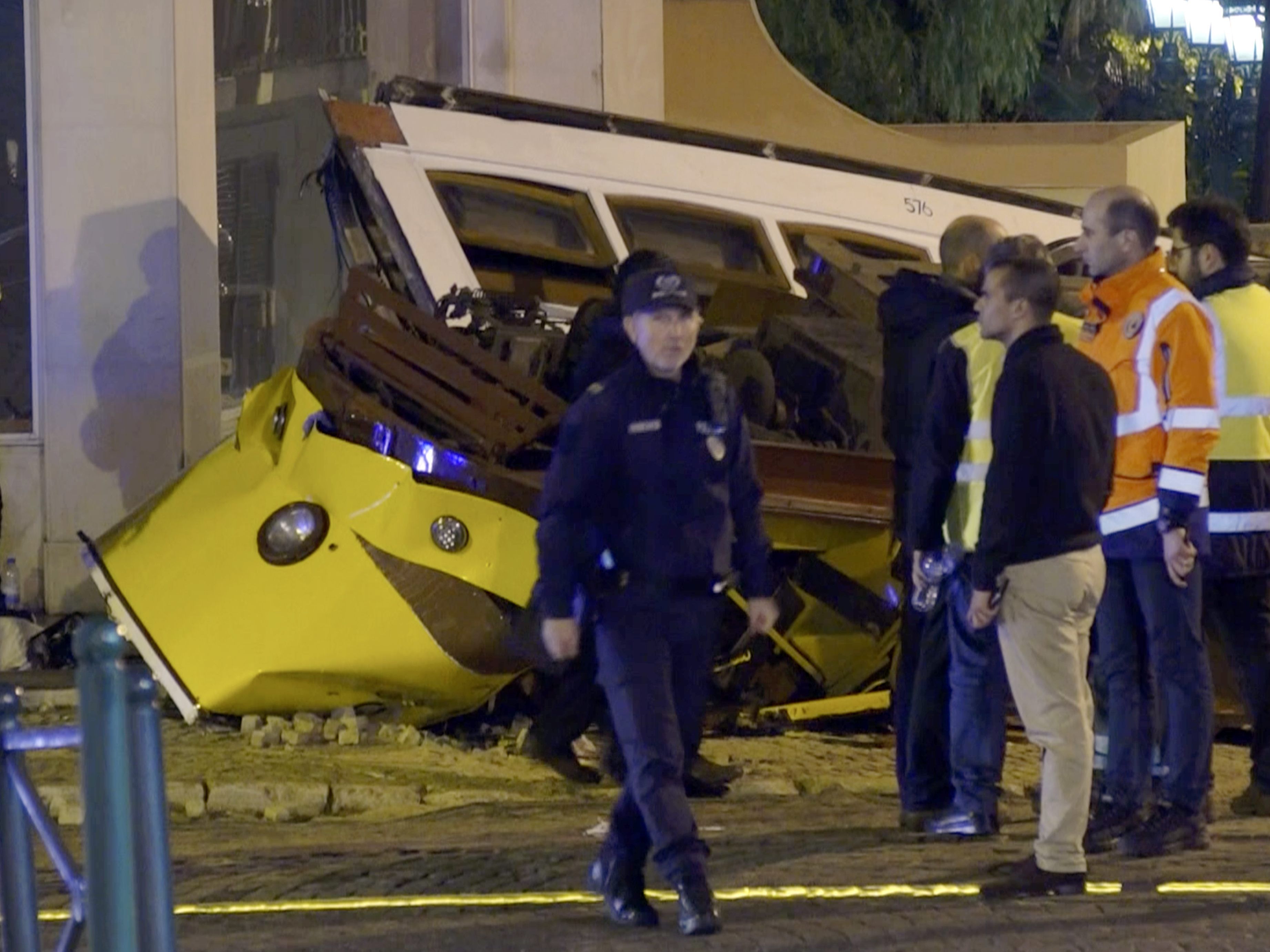 Die Tram fuhr mit volle Geschwindigkeit in eine Kurve.