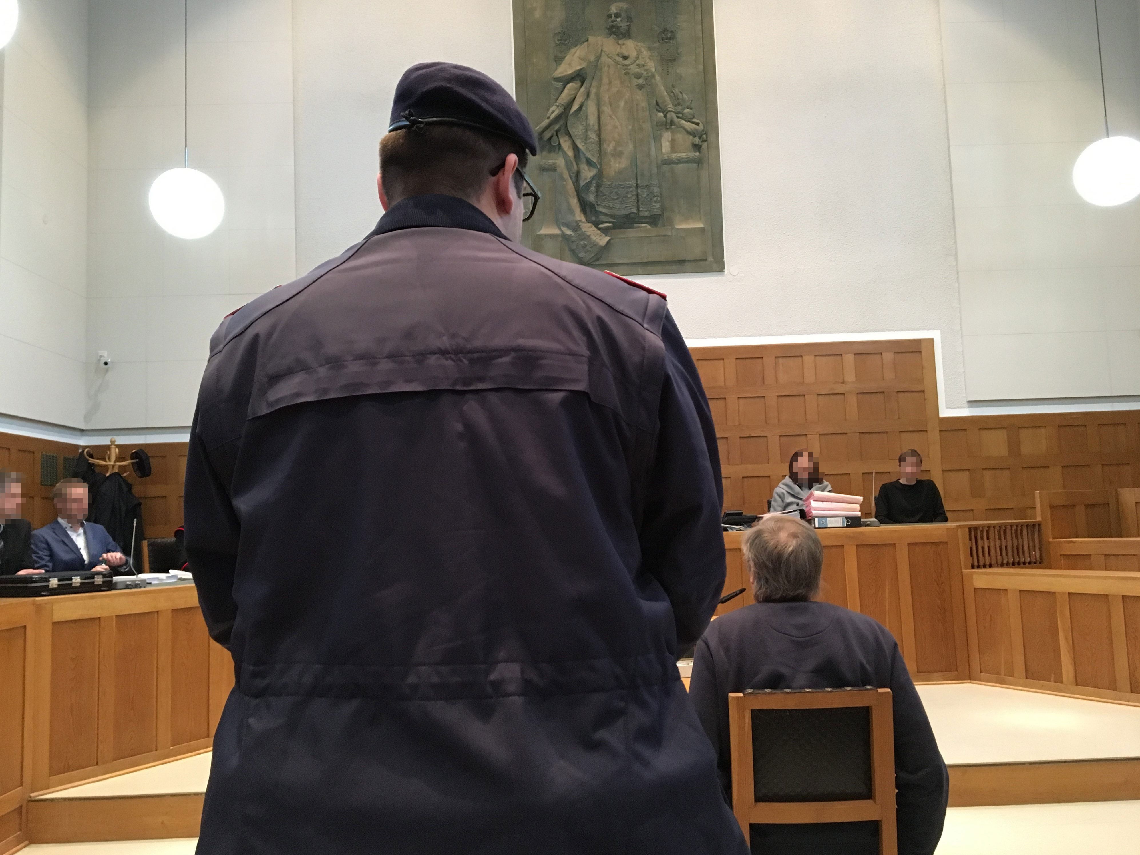 Der Prozess gegen den Postkartenräuber hat begonnen. Der Prozess gegen den Postkartenräuber hat begonnen.