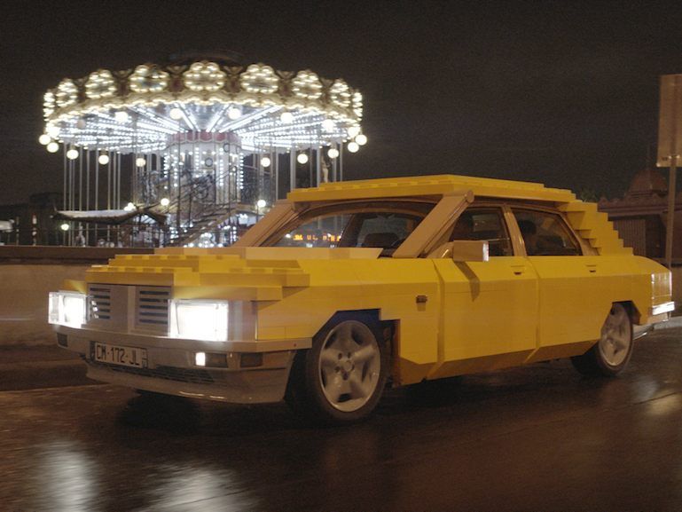 In Wien sind urz vor Weihnachten sechs Speilzeugautos unterwegs.