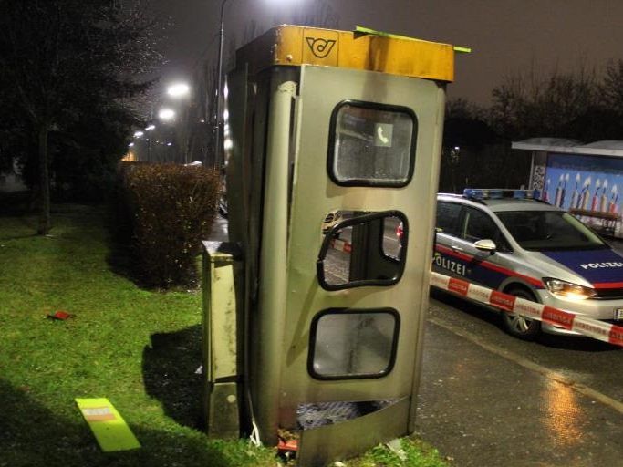 Die Telefonzelle in Wien-Hietzing wurde wohl mit Böllern gesprengt.