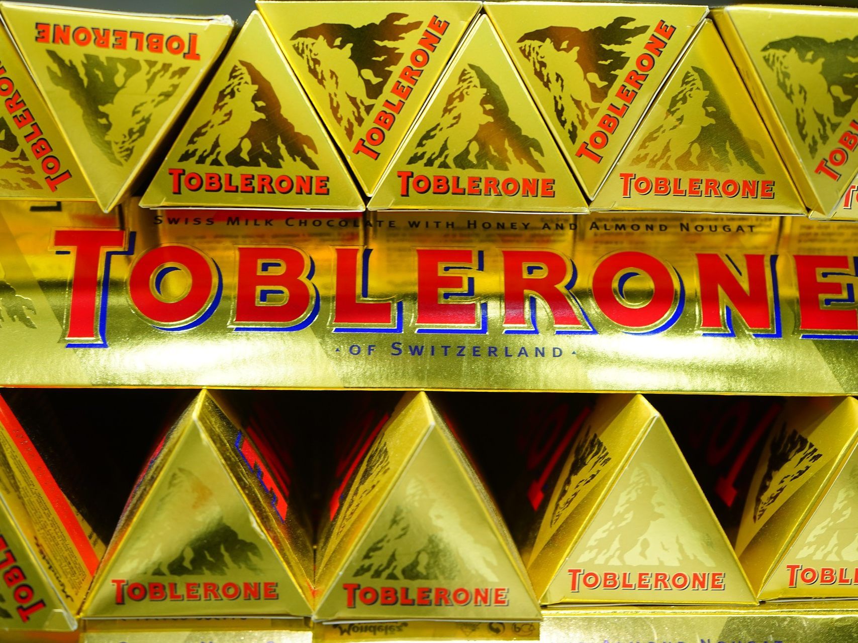 98 Prozent der in Bern hergestellten Toblerone werden exportiert. 98 Prozent der in Bern hergestellten Toblerone werden exportiert.