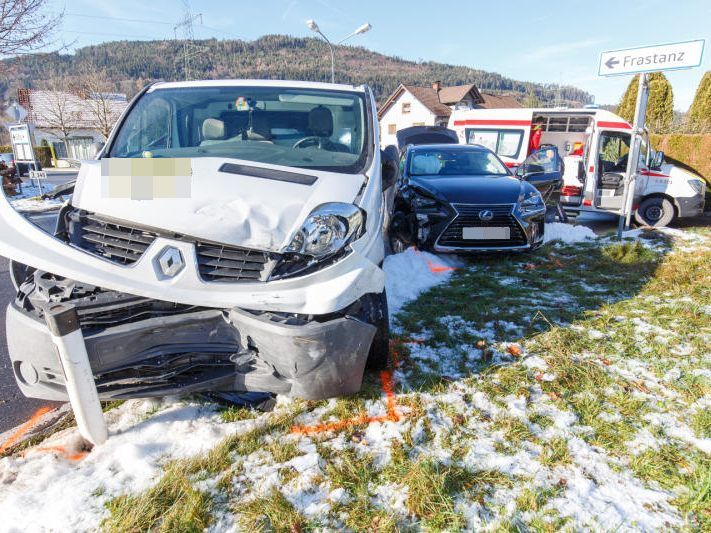 Ein Fahrzeuglenker wurde verletzt Ein Fahrzeuglenker wurde verletzt