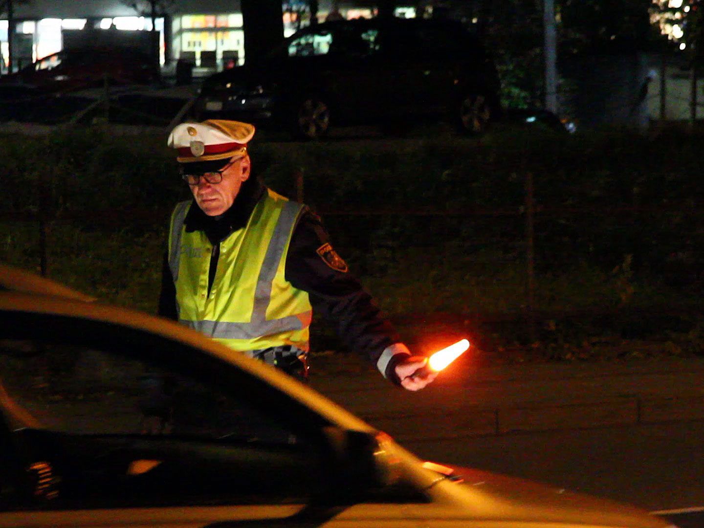 Der Mann raste trotz Anhaltezeichen der Polizei ungebremst weiter.