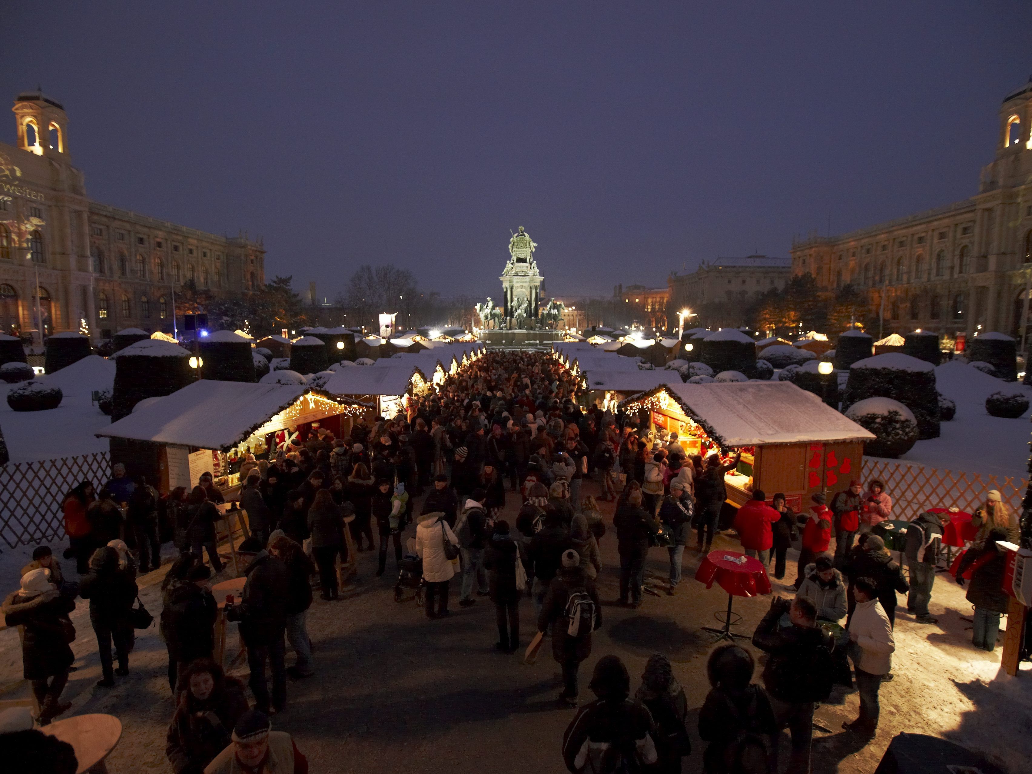 Das Weihnachtsdorf am Maria-Theresien-Platz.