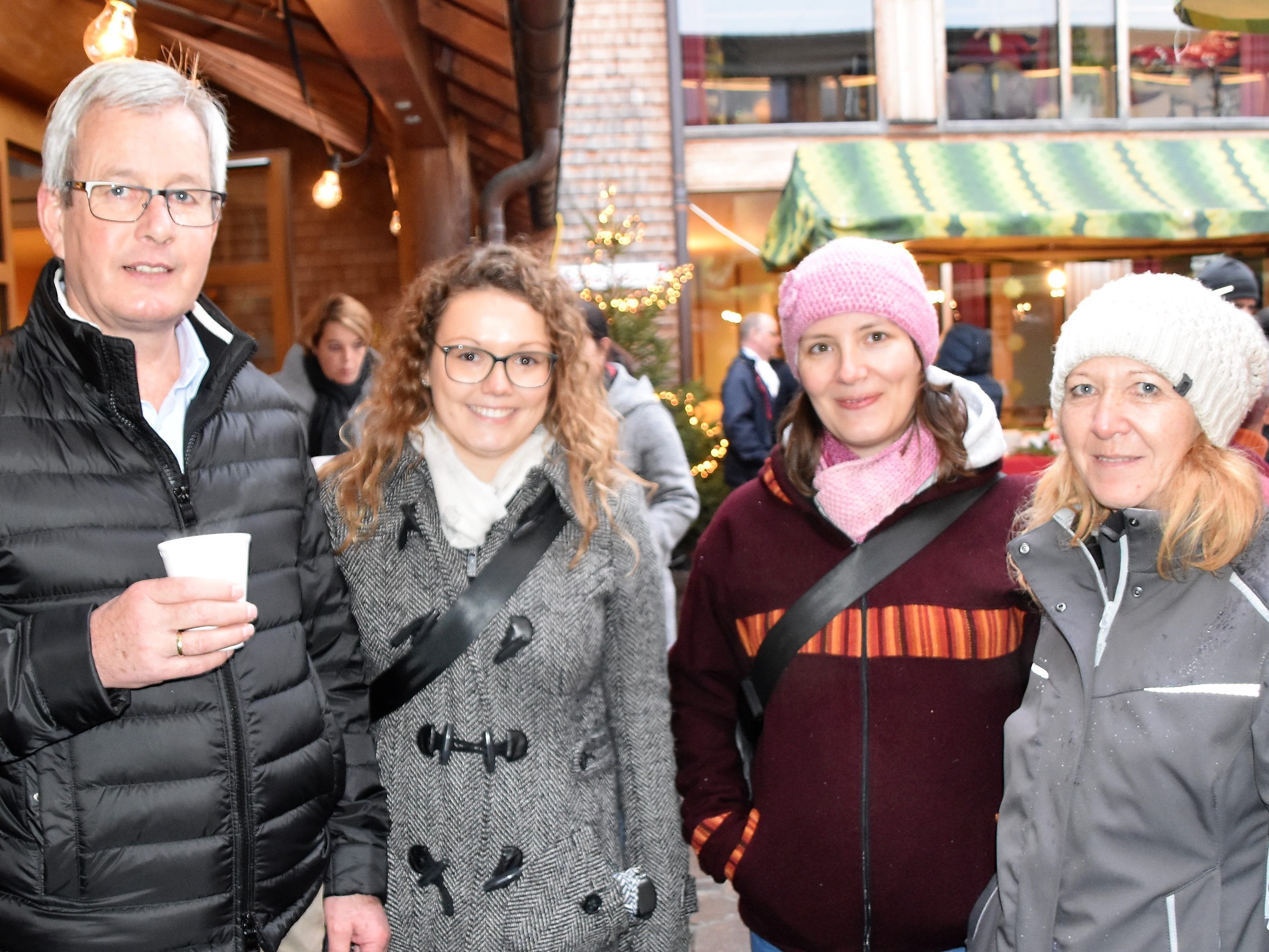 Stefan, Claudia, Maria und Birgit stimmen sich auf den Advent ein