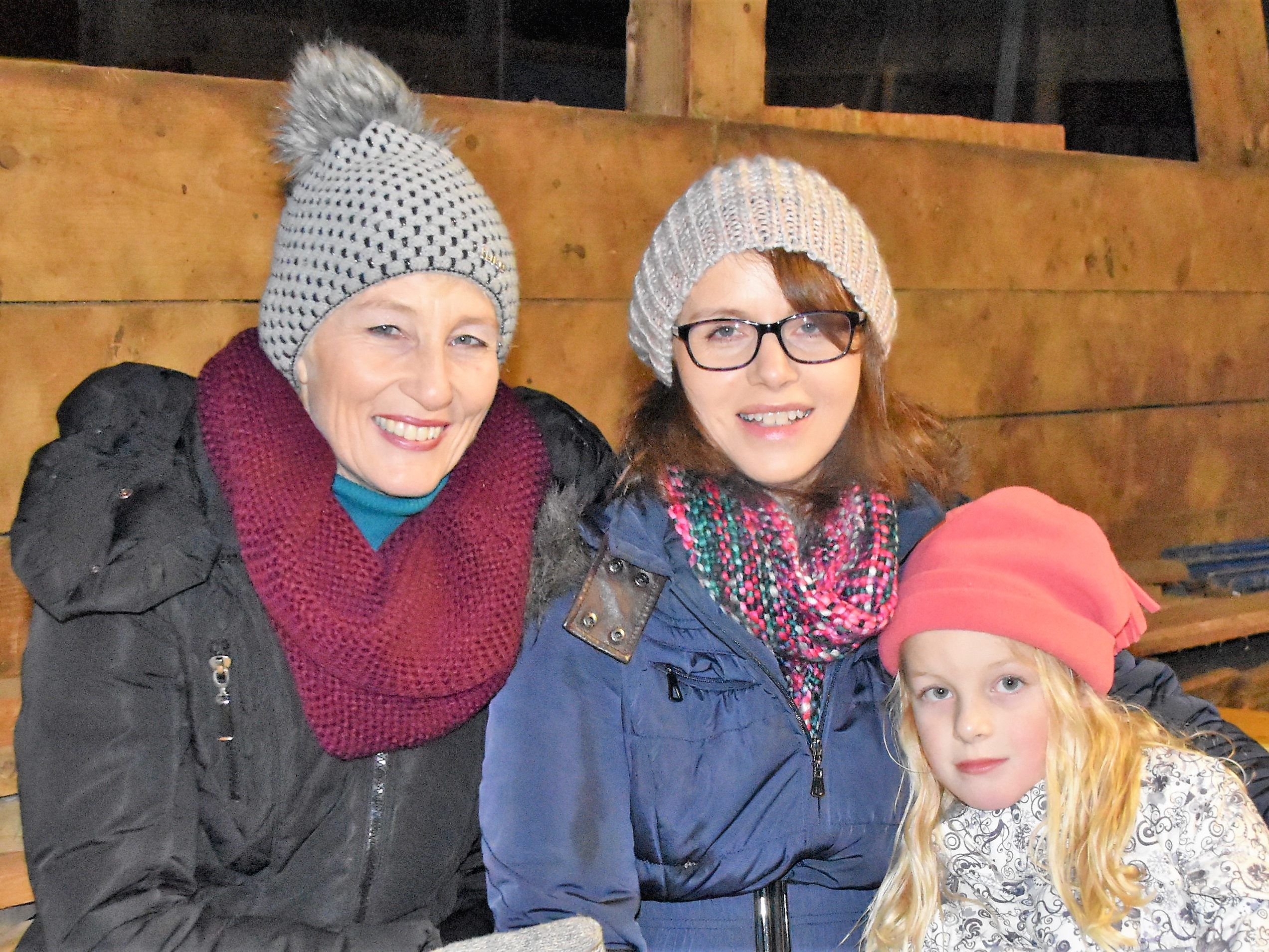 Silvia, Bianca und Carla genießen die Waldweihnacht Silvia, Bianca und Carla genießen die Waldweihnacht