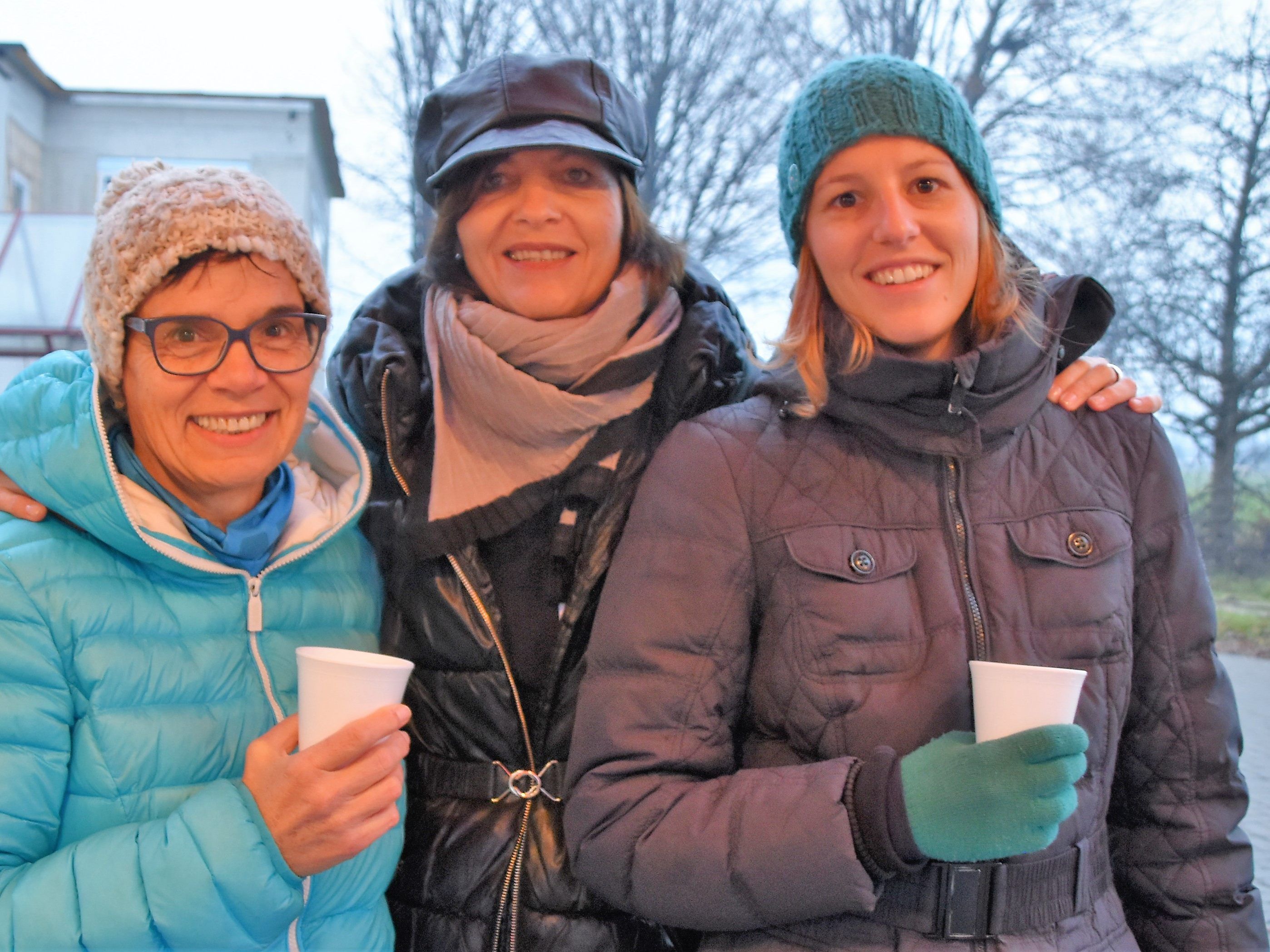 Irmgard, Roswitha und Eva wärmen sich mit einem Punsch Irmgard, Roswitha und Eva wärmen sich mit einem Punsch