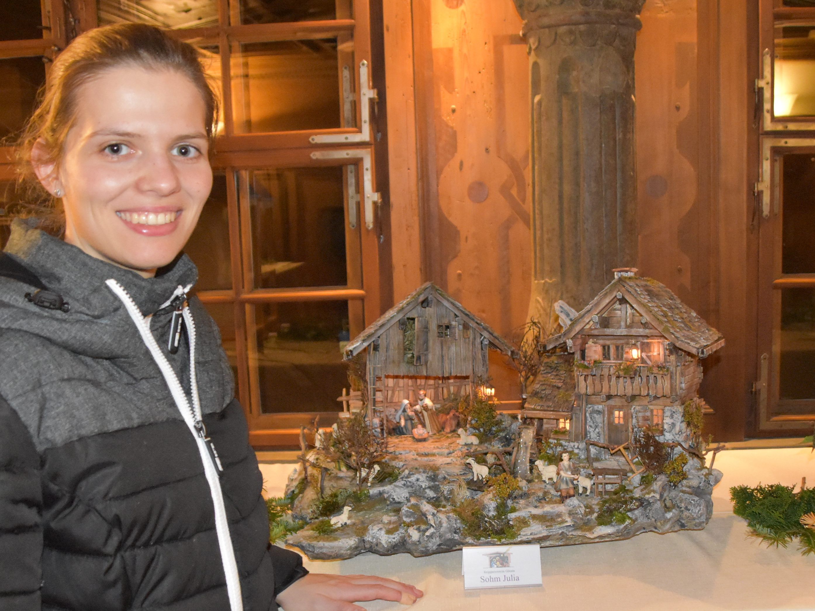 Julia Sohm mit ihrer selbsgebauten Krippe