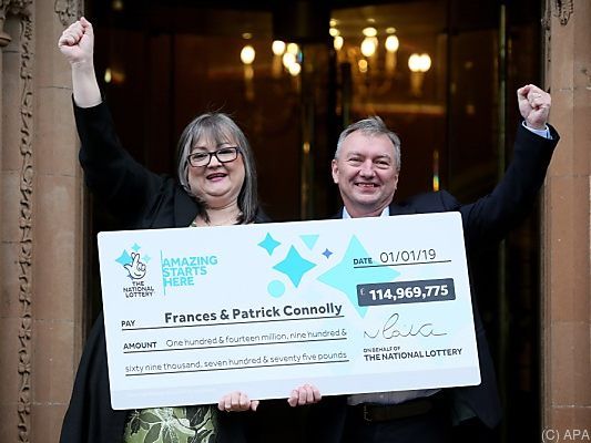 Frances und Patrick Connolly mit dem Gewinnerscheck Frances und Patrick Connolly mit dem Gewinnerscheck