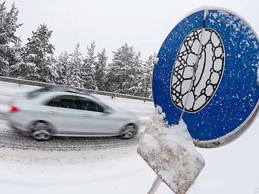 Starker Schneefall hält das Land in Atem