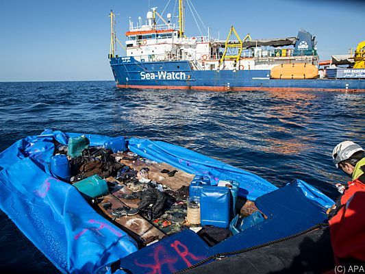 Sea Watch rettete 47 Migranten von einem aufblasbaren Boot Sea Watch rettete 47 Migranten von einem aufblasbaren Boot