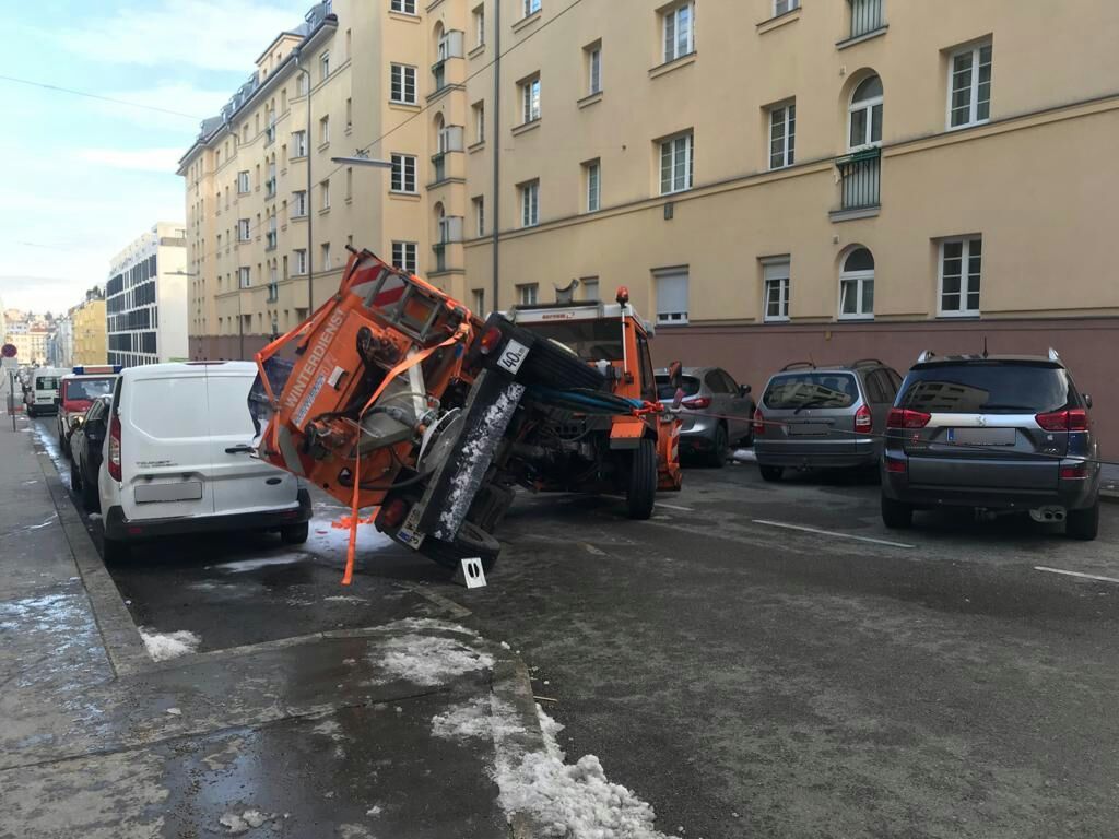 Bei dem Unfall wurden drei geparkte Fahrzeuge beschädigt.