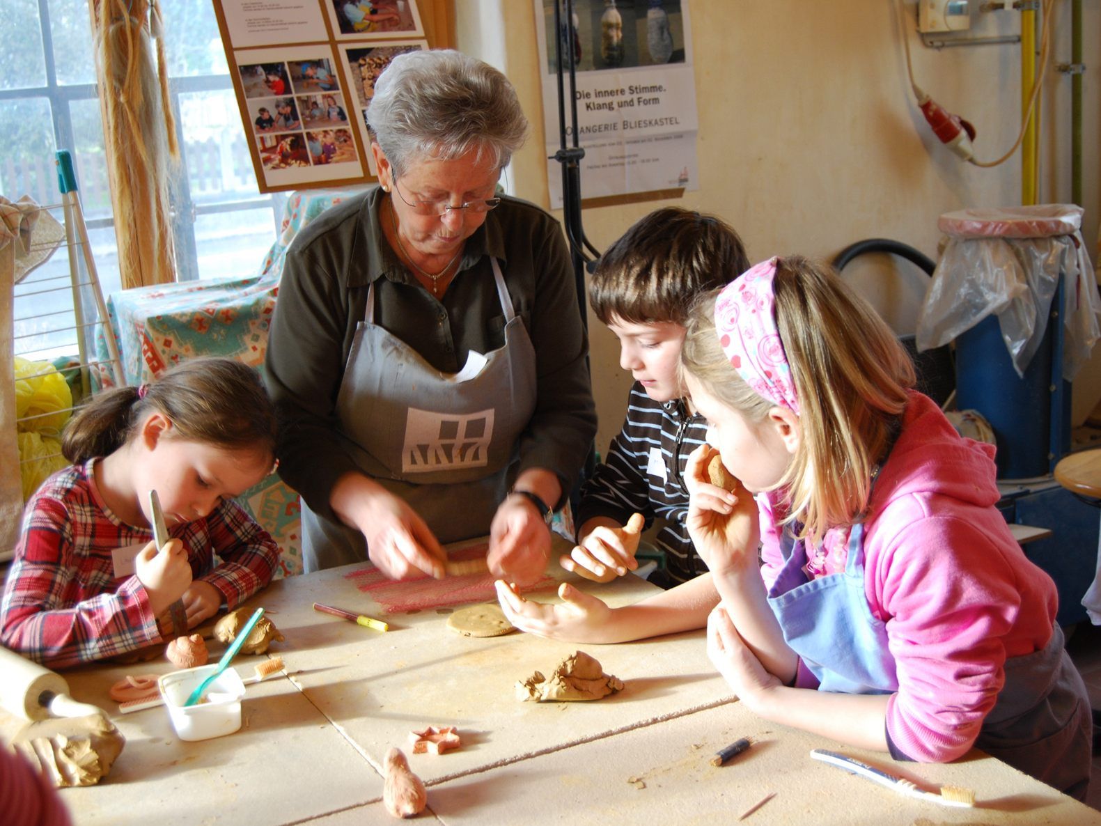 Eines der Angebote aus dem Semesterferienprogramm: Töpfern für Kinder am Di, 12. Und Mi, 13. Februar, jeweils 14.00 bis 16.30 Uhr im Schlosserhus Rankweil.