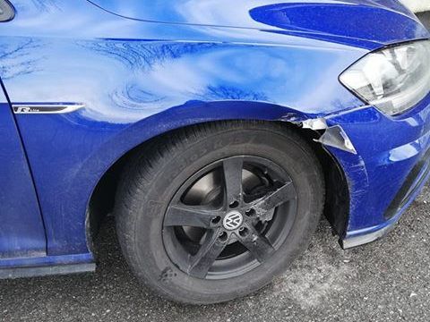 Das Auto wurde im vorderen rechten Bereich beschädigt.