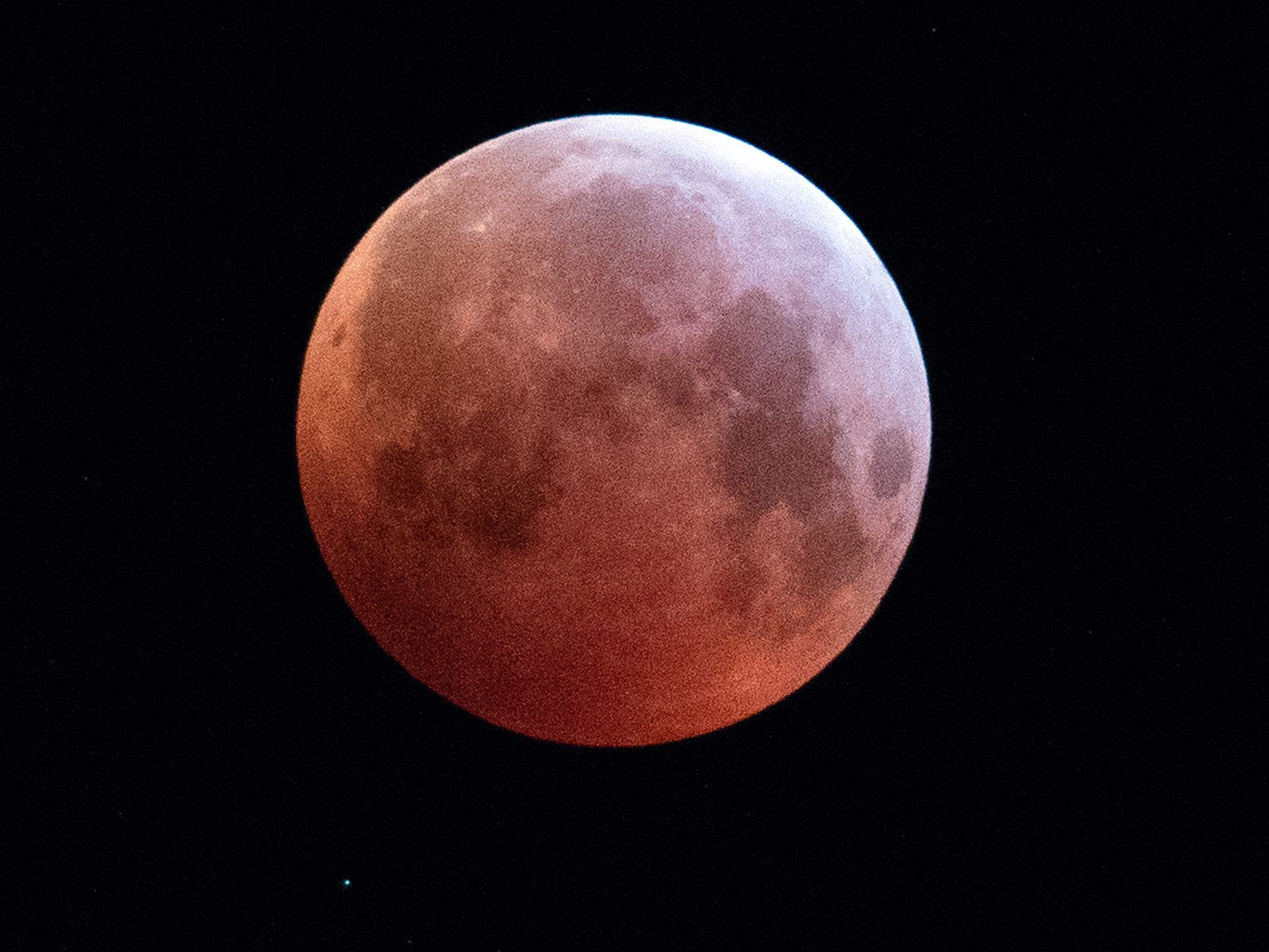 Mond erleuchtete dunkelrot