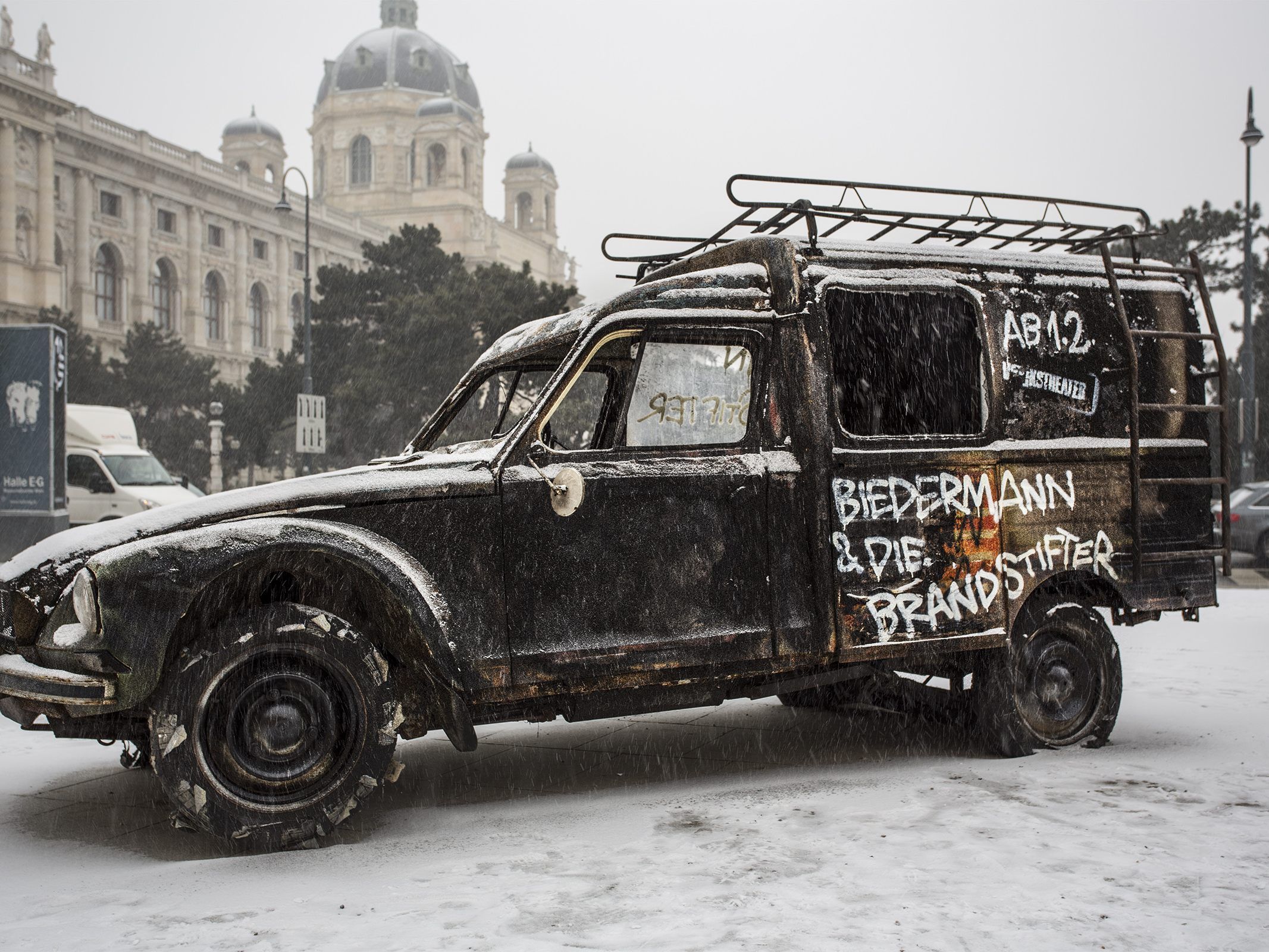 Das Volkstheater wirbt auf eine spezielle Art für die Premiere von "Biedermann und die Brandstifter".