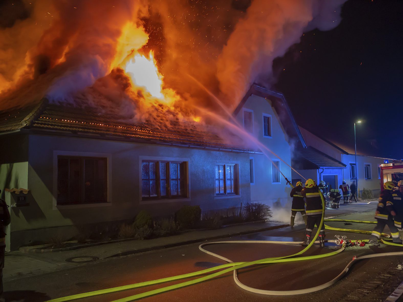 Fünf Feuerwehren standen im Löscheinsatz.