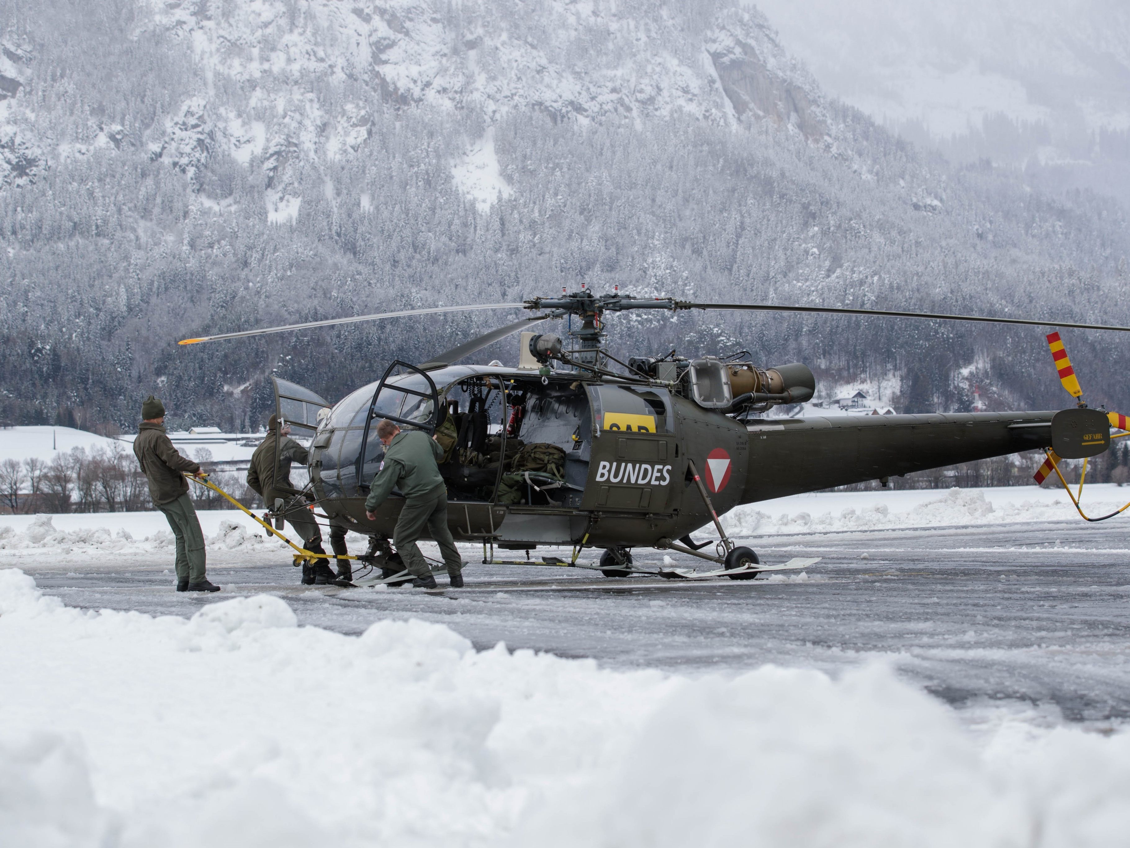 Das Bundesheer versorgt zahlreiche Österreicher mit Lebensmittel und Medikamente. Das Bundesheer versorgt zahlreiche Österreicher mit Lebensmittel und Medikamente.