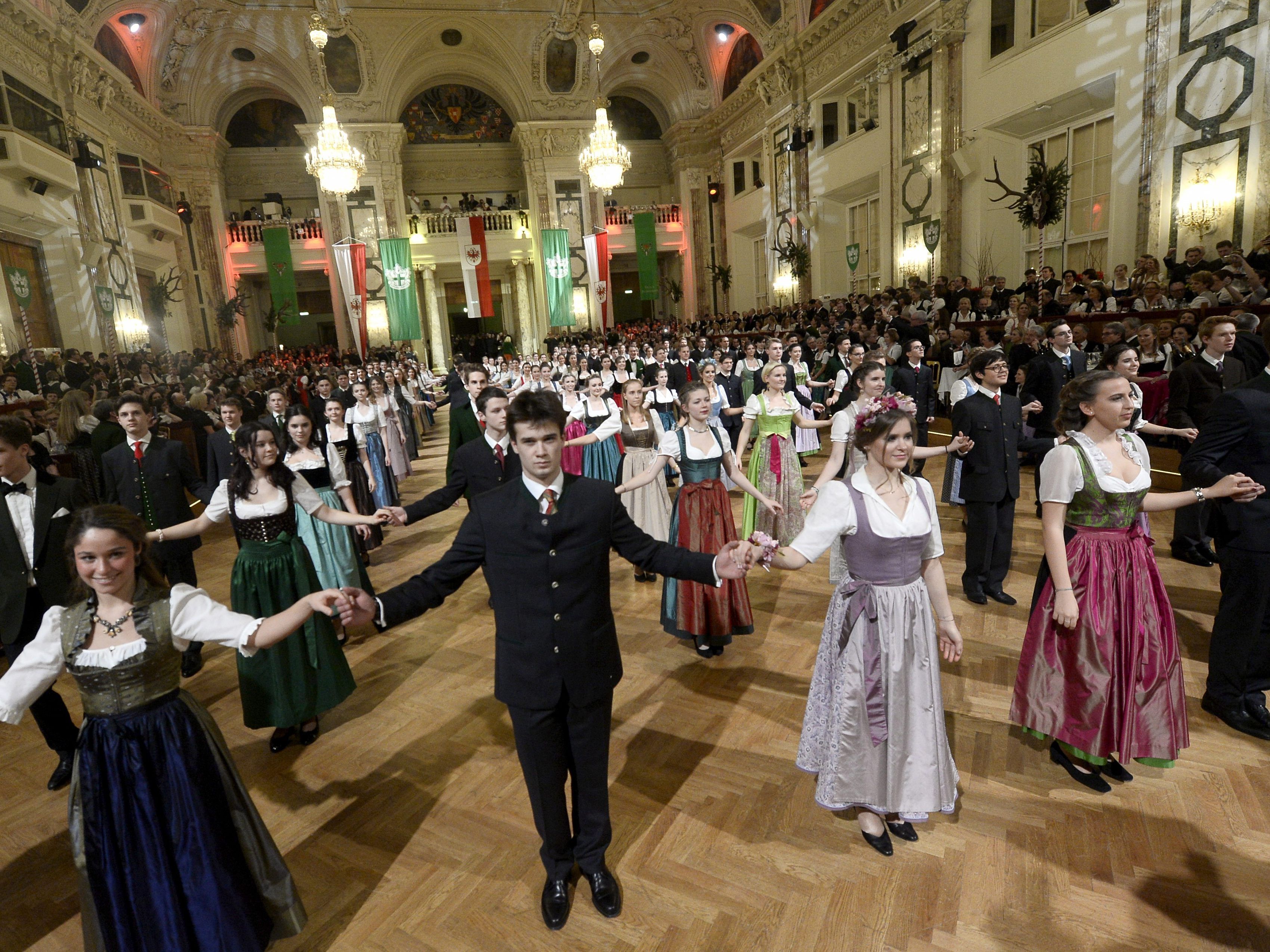 Der Jägerball fand in der Wiener Hofburg mit zahlreichen Gästen statt.