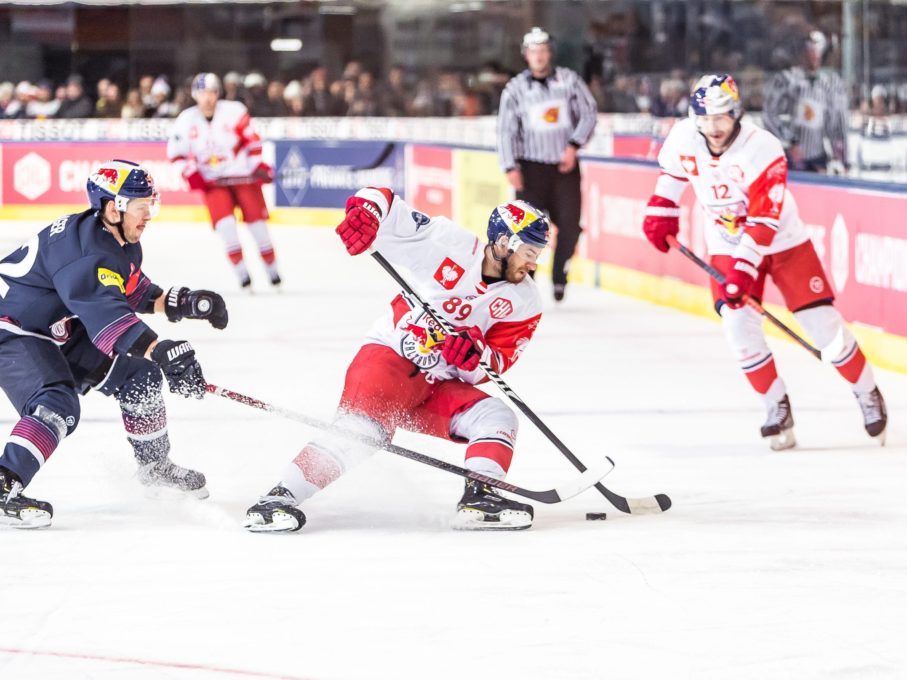 Patrick Hager (EC Red Bull Muenchen), Florian Baltram (EC Red Bull Salzburg) am Mittwoch, 16. Jänner 2019, während dem Halbfinal Rückspiel in der Champions Hockey League (CHL) zwischen dem Red Bull Salzburg - Red Bull München in Salzburg.