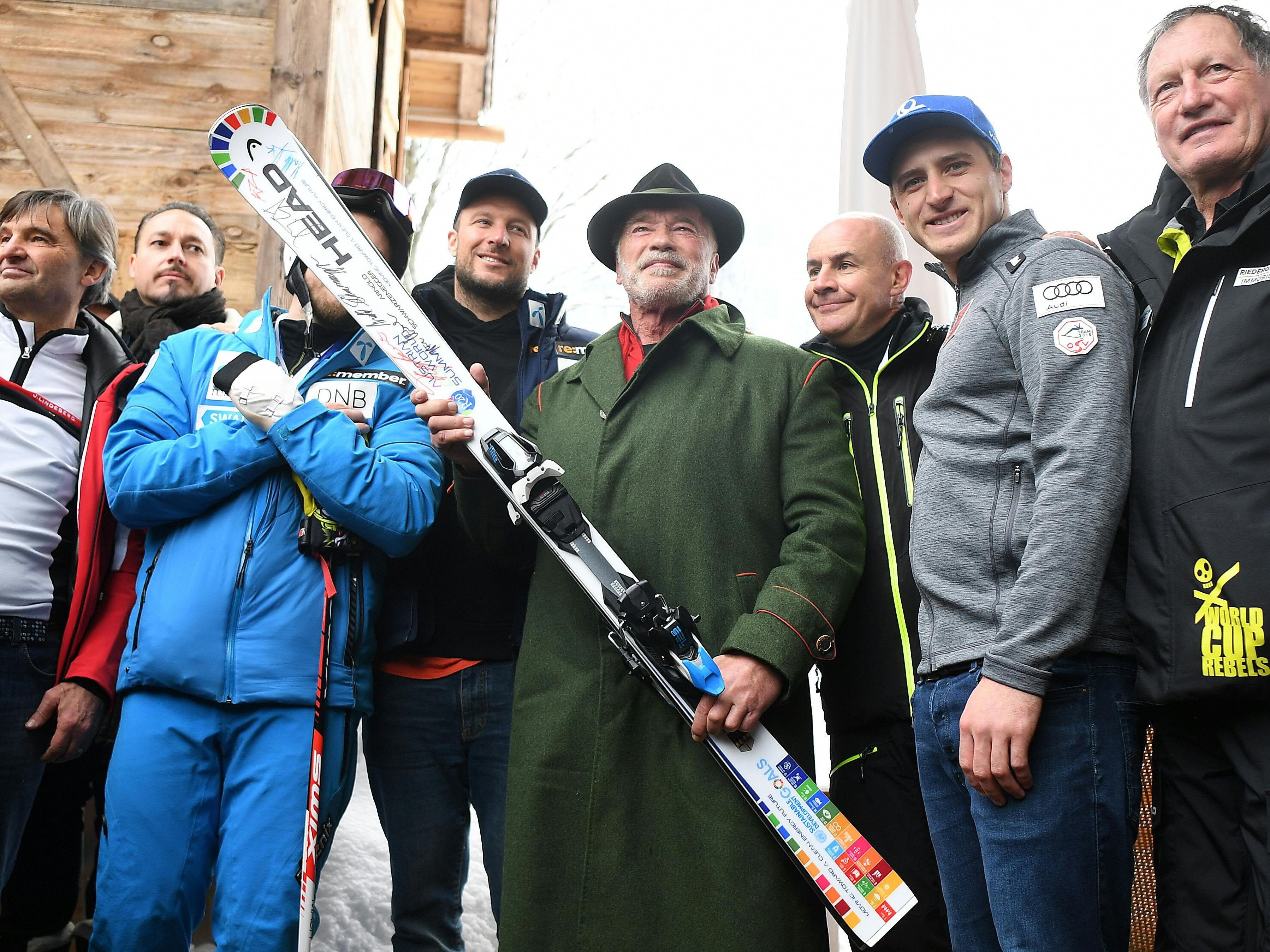 Dem "Terminator" wurde ein eigens gebrandeter Ski für seine Klimaschutzinitiative überreicht.