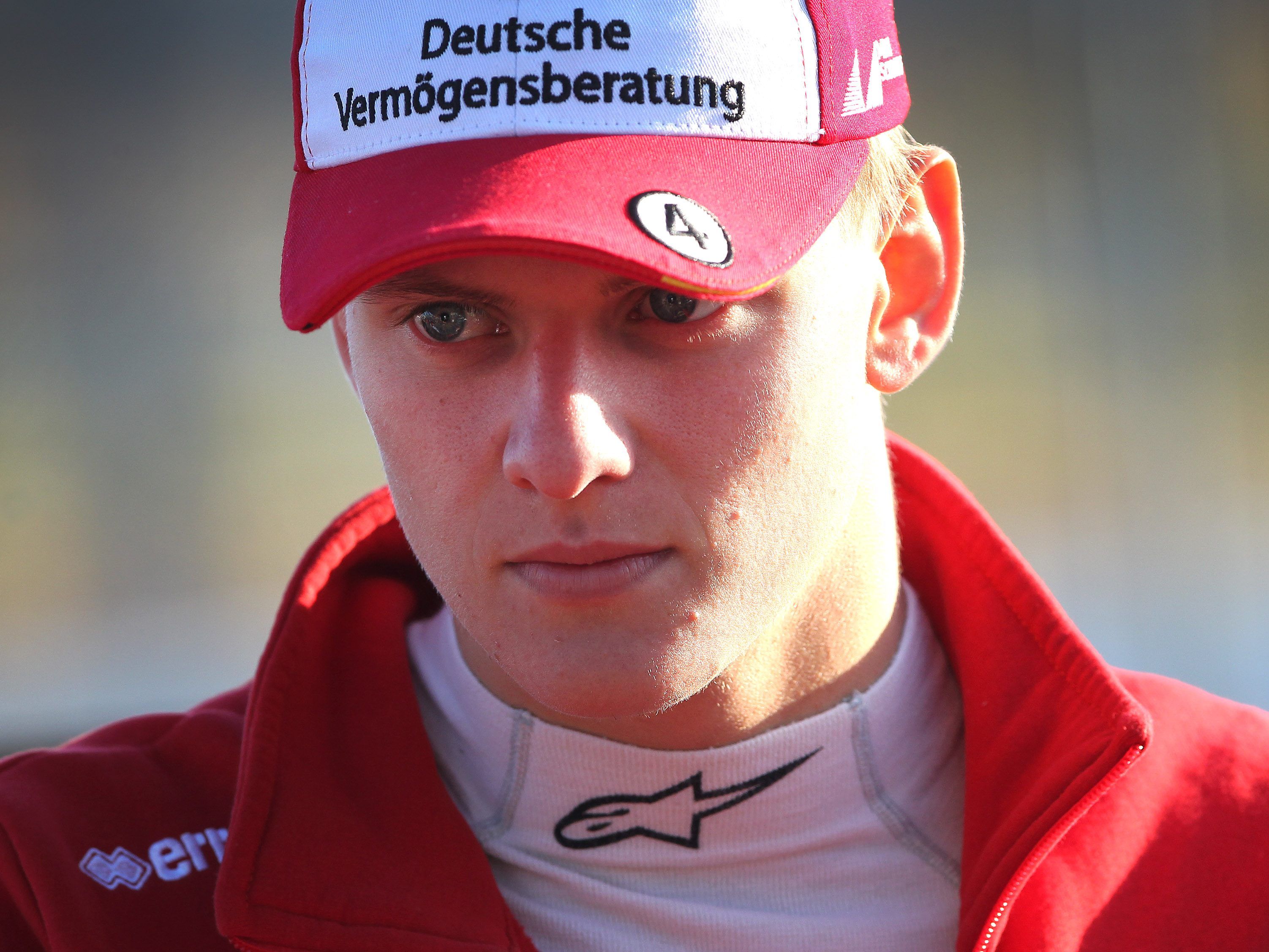 Der Sohn von Formel-1-Rekordchampion Michael Schumacher hat einen Vertrag mit Ferrari unterschrieben.