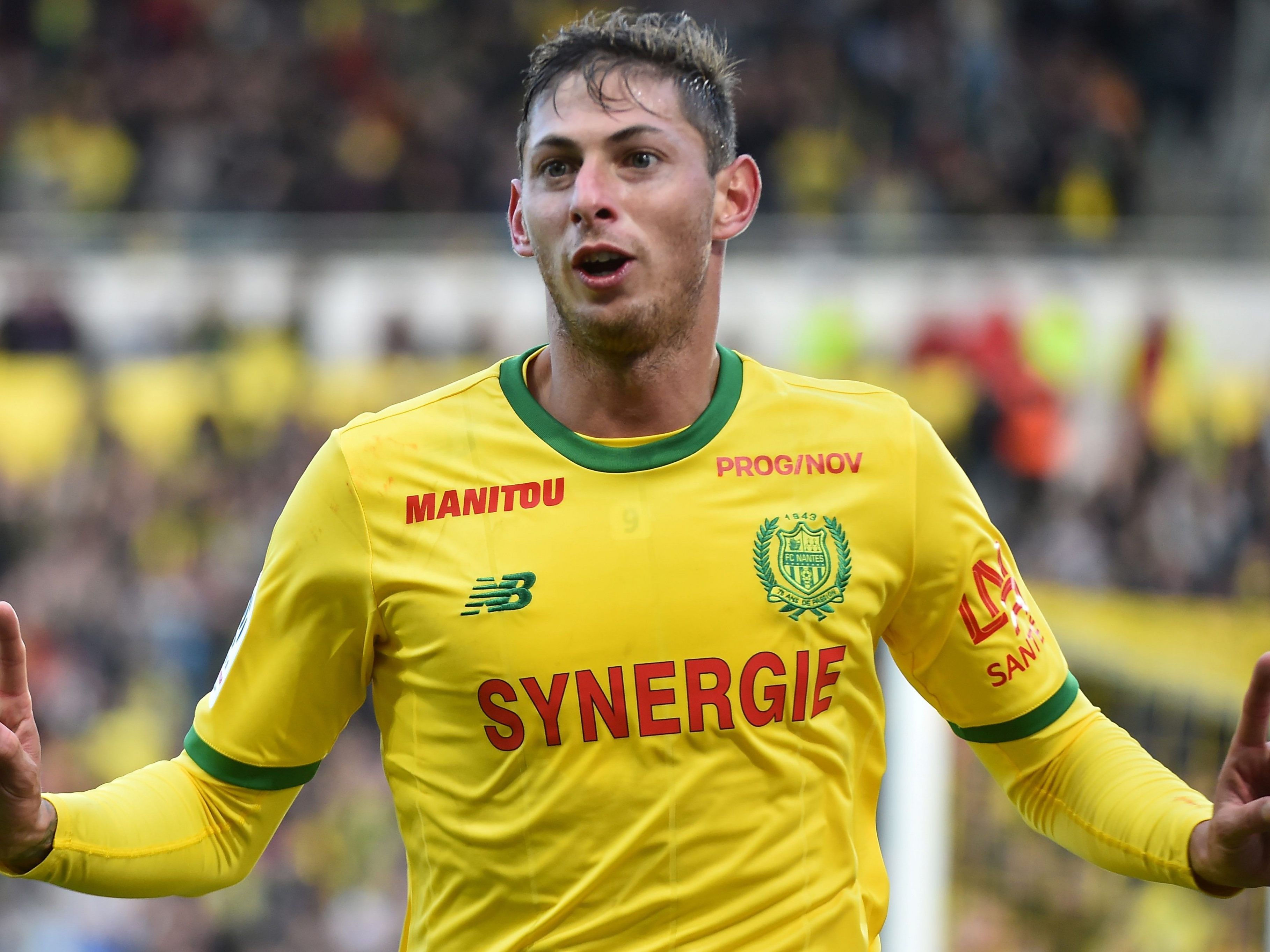 Der Stürmer hatte am Freitag einen Vertrag beim Premier-League-Verein Cardiff unterschrieben. Der Stürmer hatte am Freitag einen Vertrag beim Premier-League-Verein Cardiff unterschrieben.