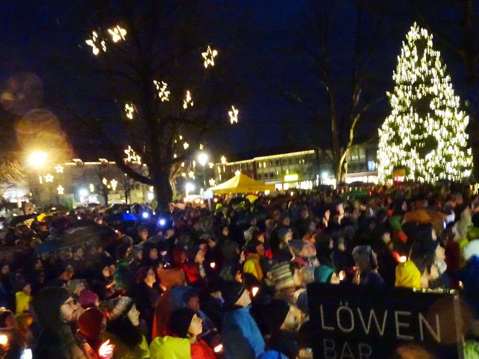 Viele Demonstranten waren am vierten Adventsonntag mit Lichtern auf den Schlossplatz gekommen. Viele Demonstranten waren am vierten Adventsonntag mit Lichtern auf den Schlossplatz gekommen.