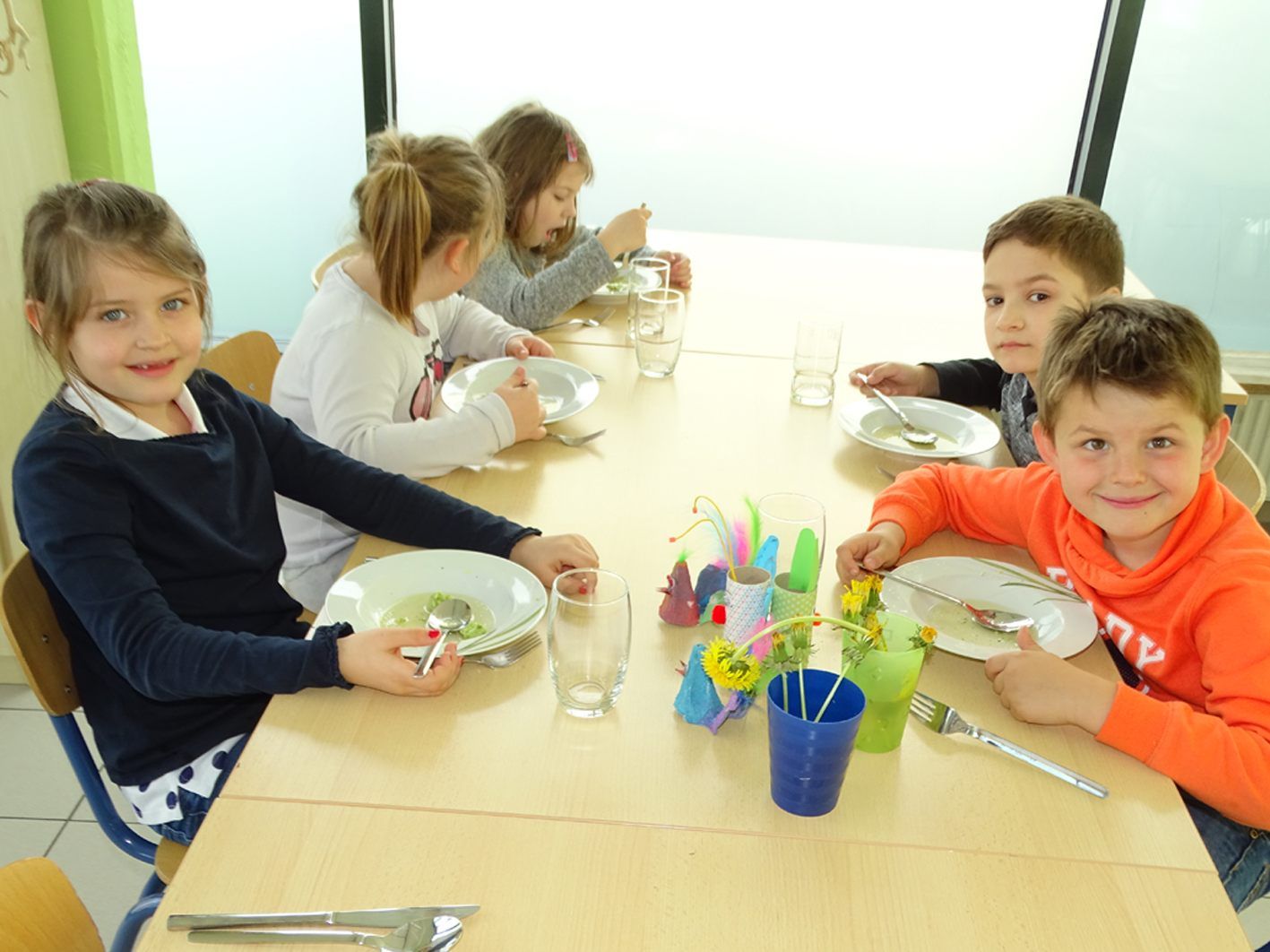 Auch ein Mittagessen wird bei der Schülerbetreuung serviert. Auch ein Mittagessen wird bei der Schülerbetreuung serviert.