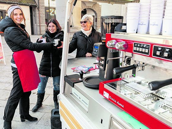 Das AK-Expressomobil tourt dieser Tage durchs ganze Land, um auf die laufende AK-Wahl aufmerksam zu machen. Am Dienstag machte der rote Flitzer am Dornbirner Marktplatz Halt und Kheira Kettner lud zu heißem Kaffee gegen die schneidende Kälte. Foto: Jürgen Gorbach, AK