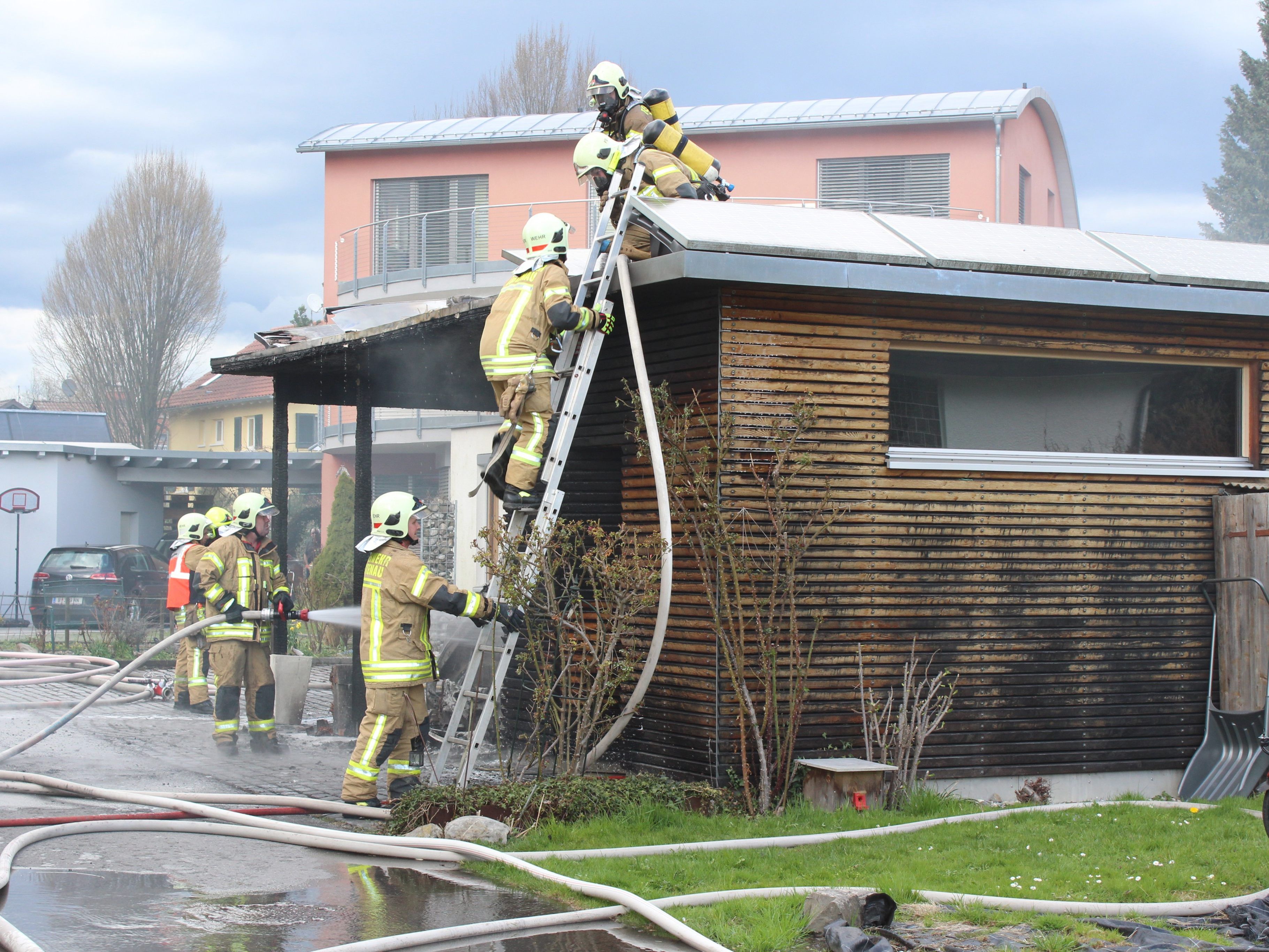 Im April konnte die Feuerwehr beim Carportbrand ein Übergreifen auf das Wohnhaus verhindern.