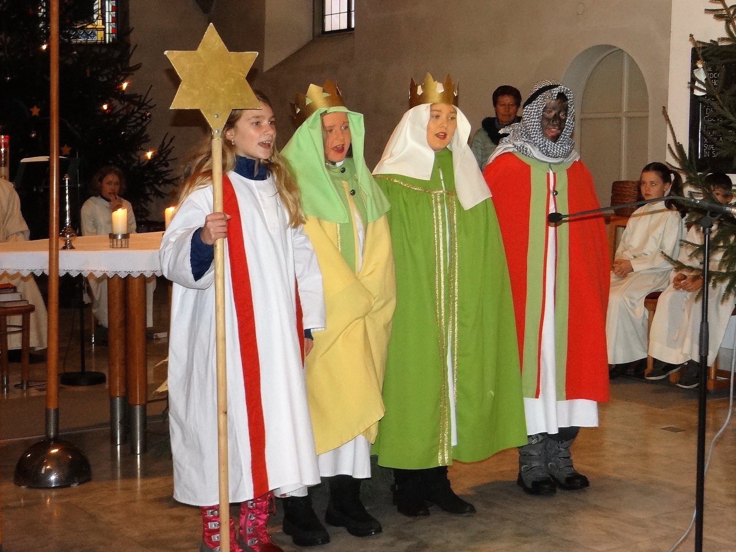 Sternsinger in der Nenzinger Kirche Sternsinger in der Nenzinger Kirche