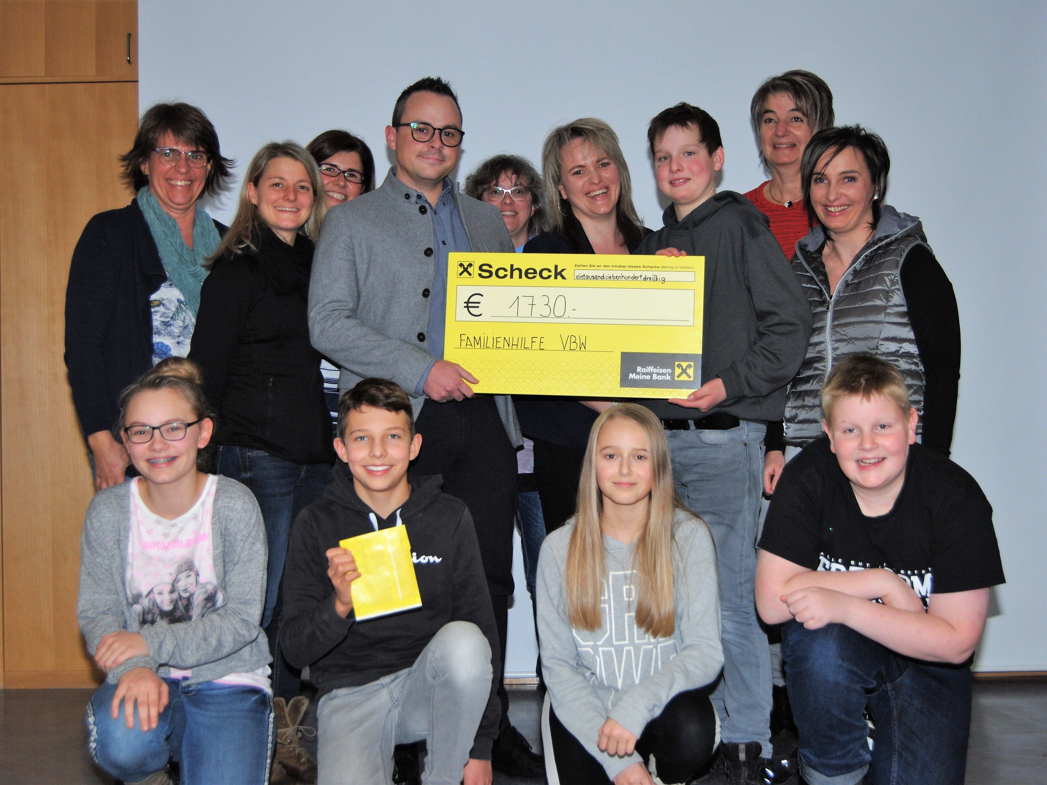 Hittisauer Firmteam mit Begleitpersonen, Familienhilfe Team, Einsatzleitung Margit Vögel und Geschäftsführer Bernd Schuster. Hittisauer Firmteam mit Begleitpersonen, Familienhilfe Team, Einsatzleitung Margit Vögel und Geschäftsführer Bernd Schuster.