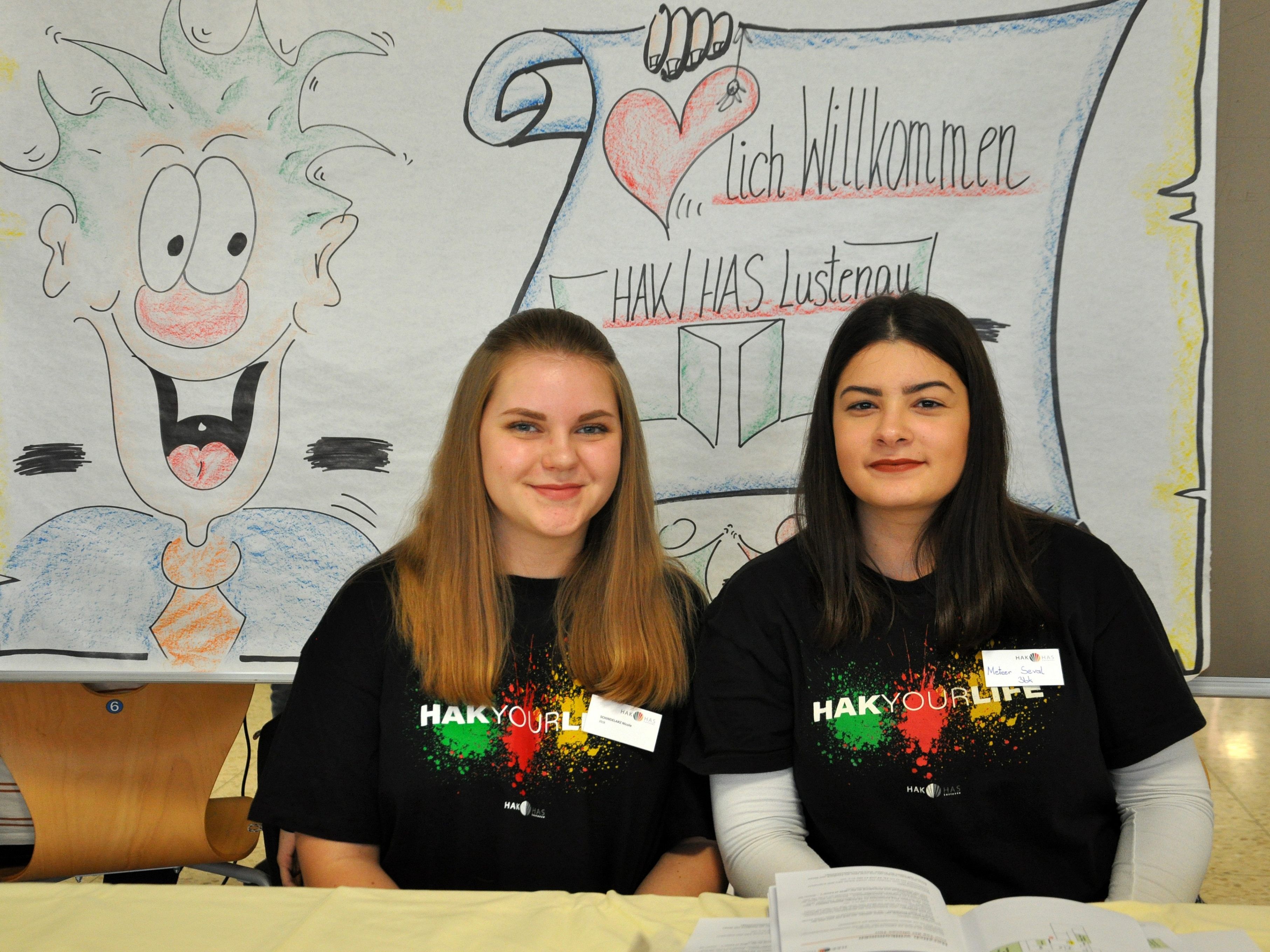 Die Schüler freuten sich über das große Interesse an ihrer Schule.