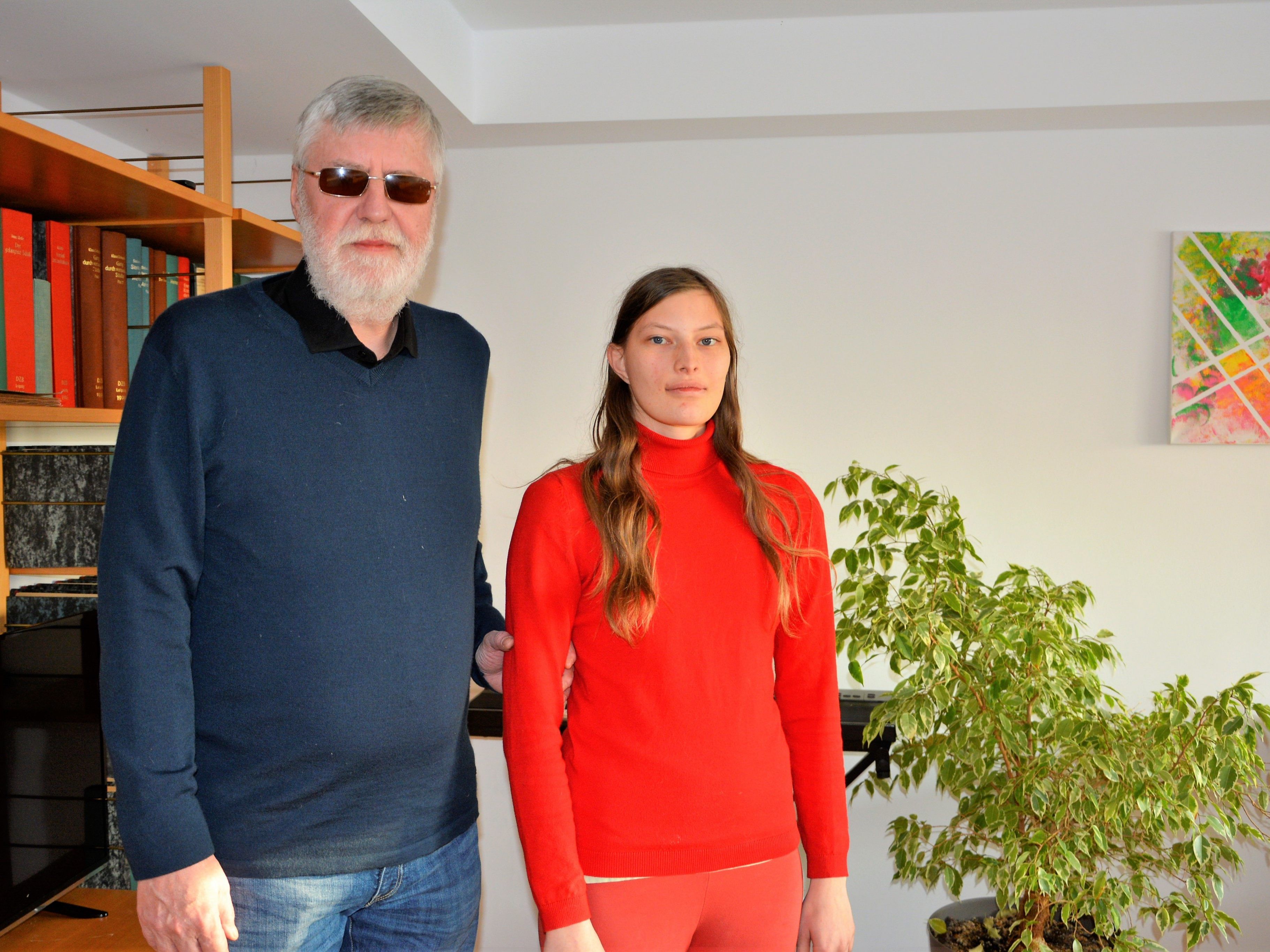 Tochter Sara begleitet ihren blinden Vater. Sie ist für ihn das Augenlicht. Tochter Sara begleitet ihren blinden Vater. Sie ist für ihn das Augenlicht.