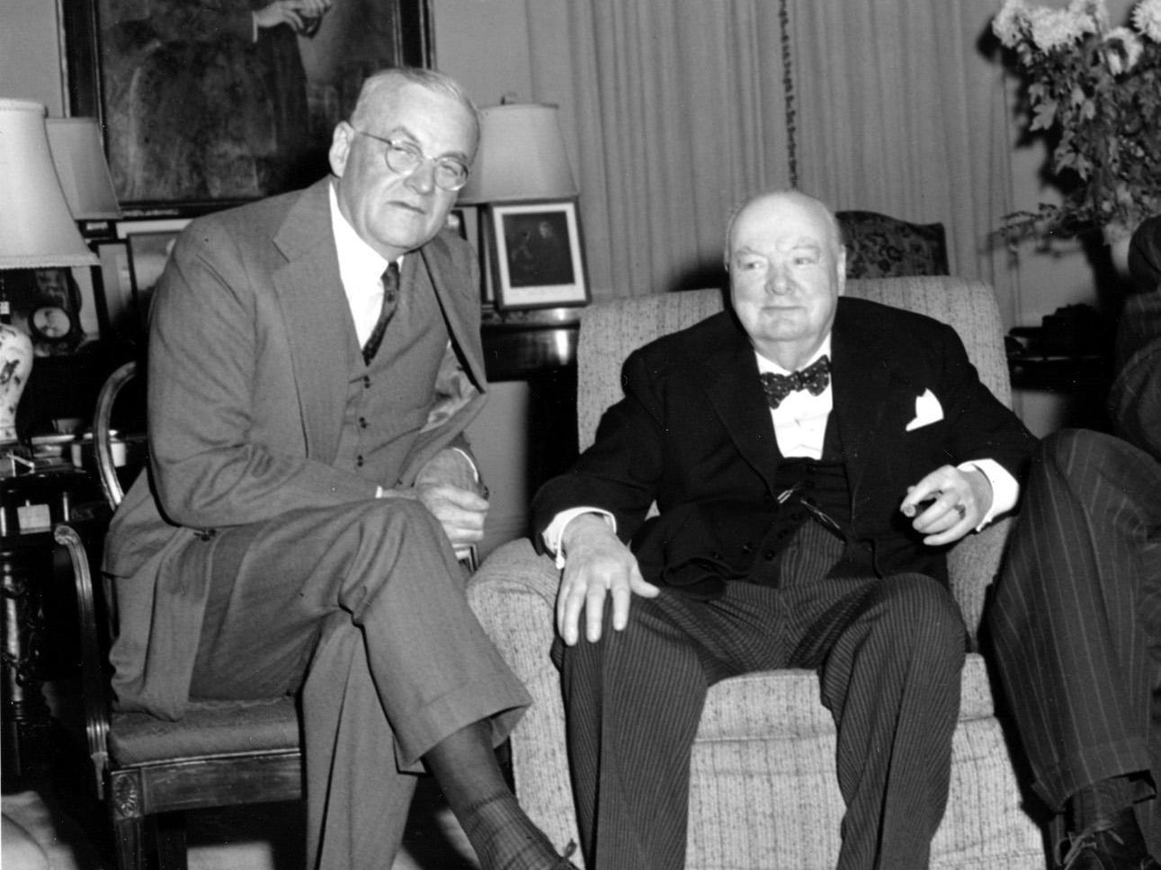 John Foster Dulles (l.) stellte 1954 die US-Strategie der "massiven Vergeltung" vor John Foster Dulles (l.) stellte 1954 die US-Strategie der "massiven Vergeltung" vor