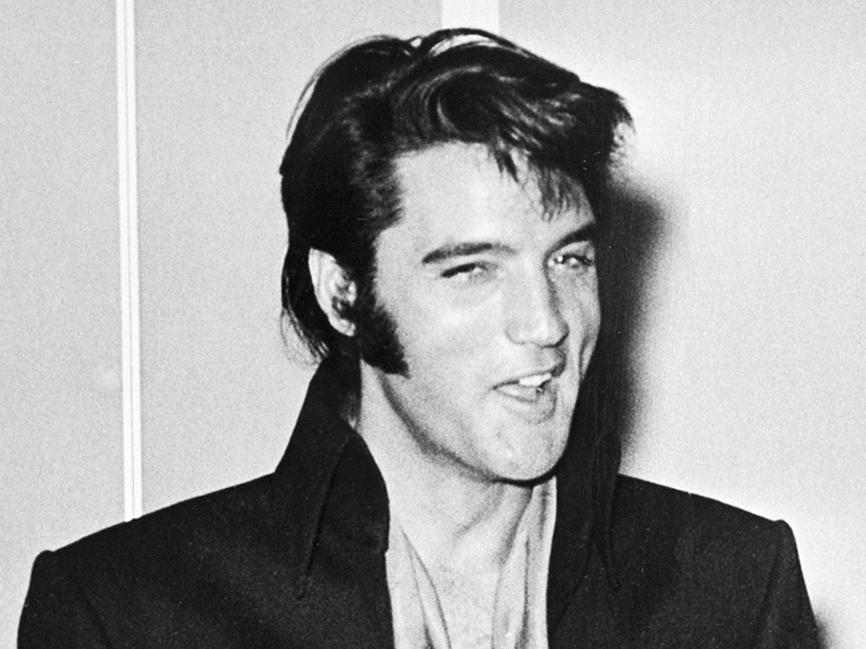 Elvis Presley bei seinem ersten öffentlichen Auftritt nach 9 Jahren in Las Vegas.