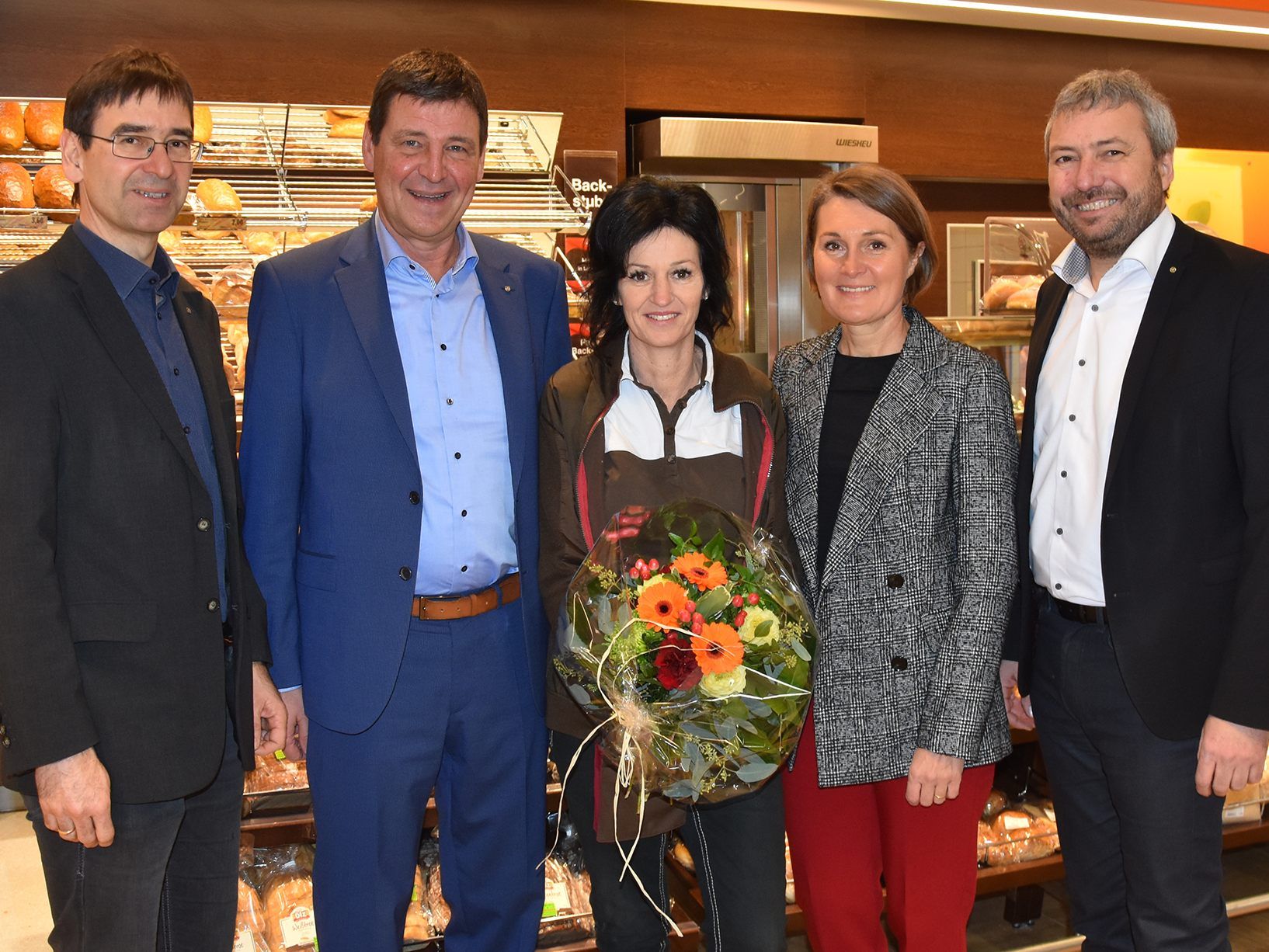 Zahlreiche Gratulanten fanden sich am Eröffnungstag im SPAR-Markt von Michaela Frohnwieser ein. vlnr.: Prokurist Jürgen Wilhelm, SPAR Geschäftsführer Gerhard Ritter, SPAR-Kauffrau Michaela Frohnwieser, Vizebürgermeisterin Angelika Moosbrugger, Vertriebsleiter Thomas Schwärzler