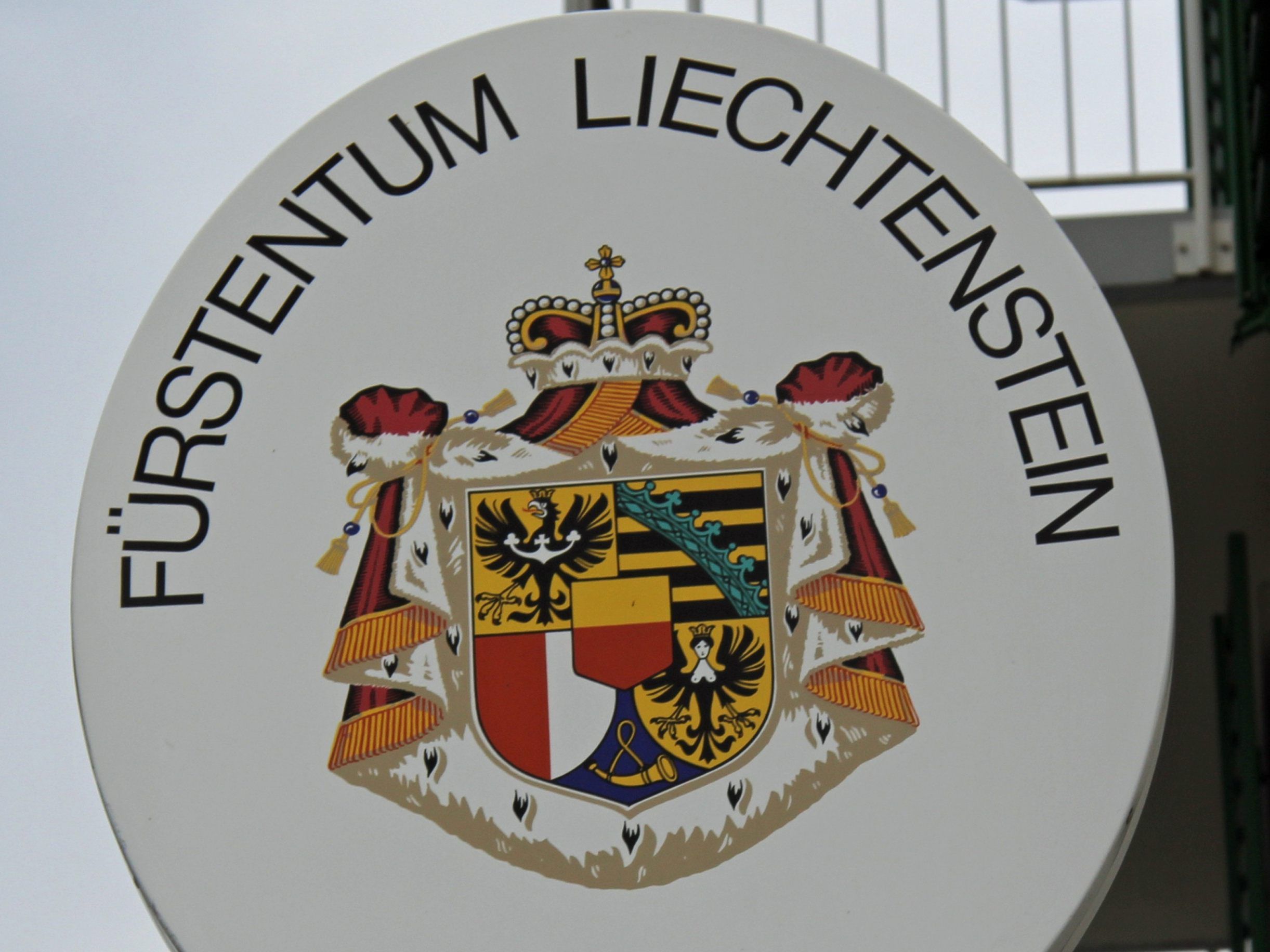 Der Täter bedrohte seinen Arbeitskollegen mit einem Messer, und attackierte später auch die eingetroffenen Polizeibeamten. Der Täter bedrohte seinen Arbeitskollegen mit einem Messer, und attackierte später auch die eingetroffenen Polizeibeamten.