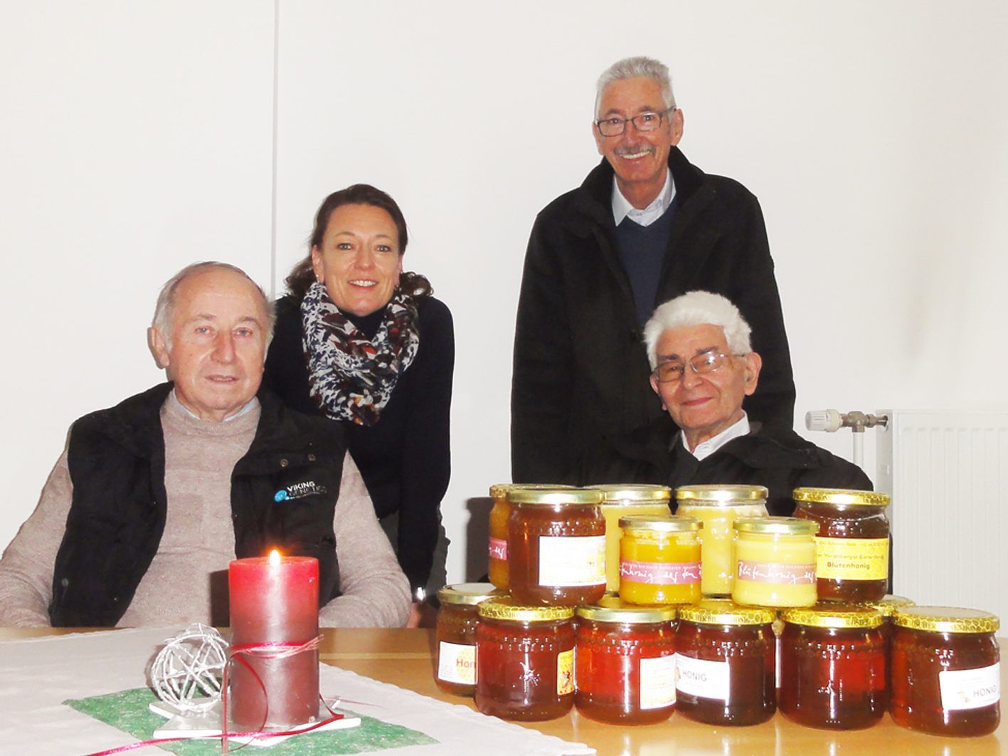 Bernhard Wulz, Werner Drexel und Ing. Anton Broger übergaben die Honigspende an Angelikas Jaus vom Sozialarbeitskreis St. Konrad.