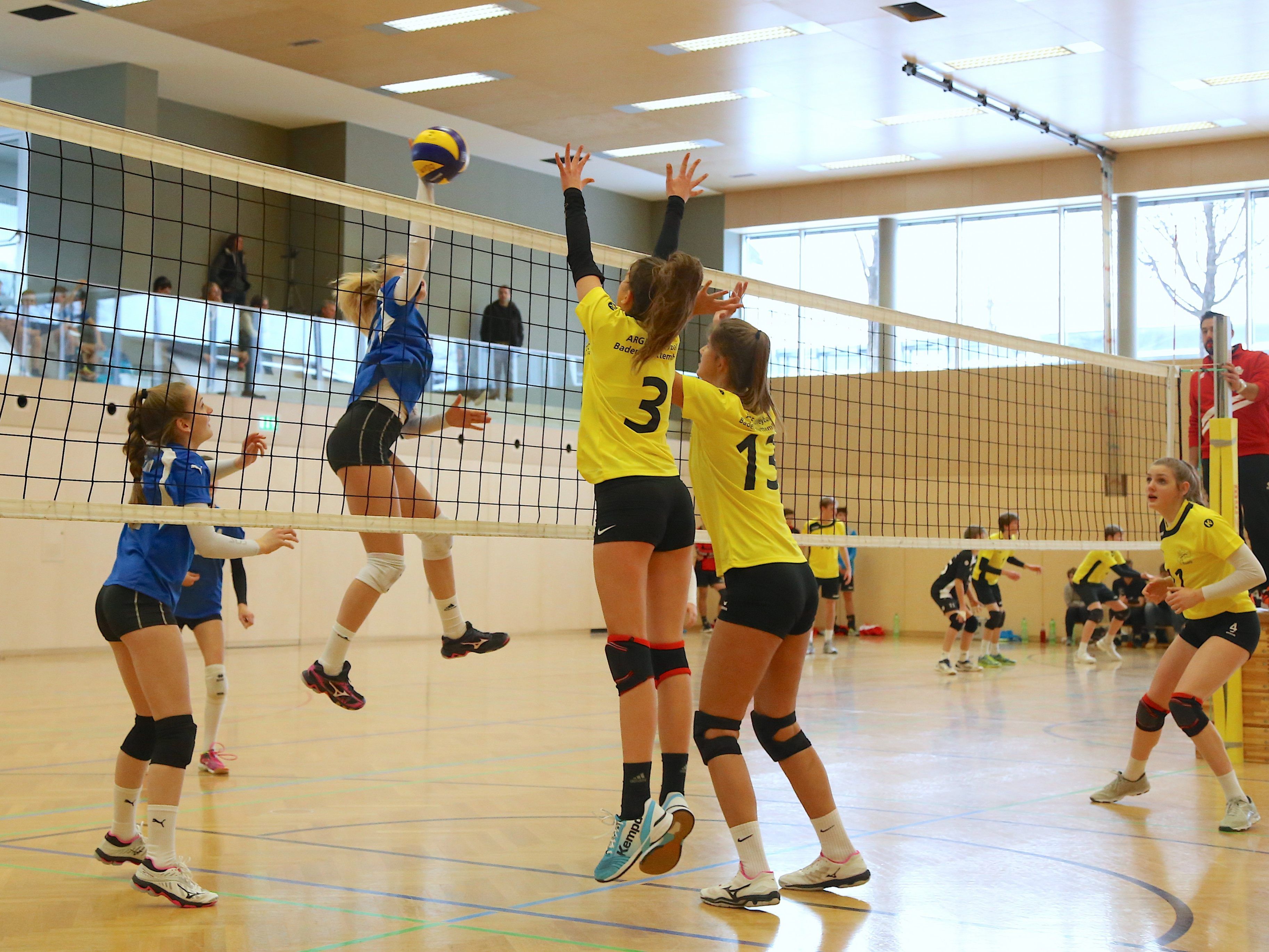 Spannende Spiele in der Turnhalle in Gisingen.