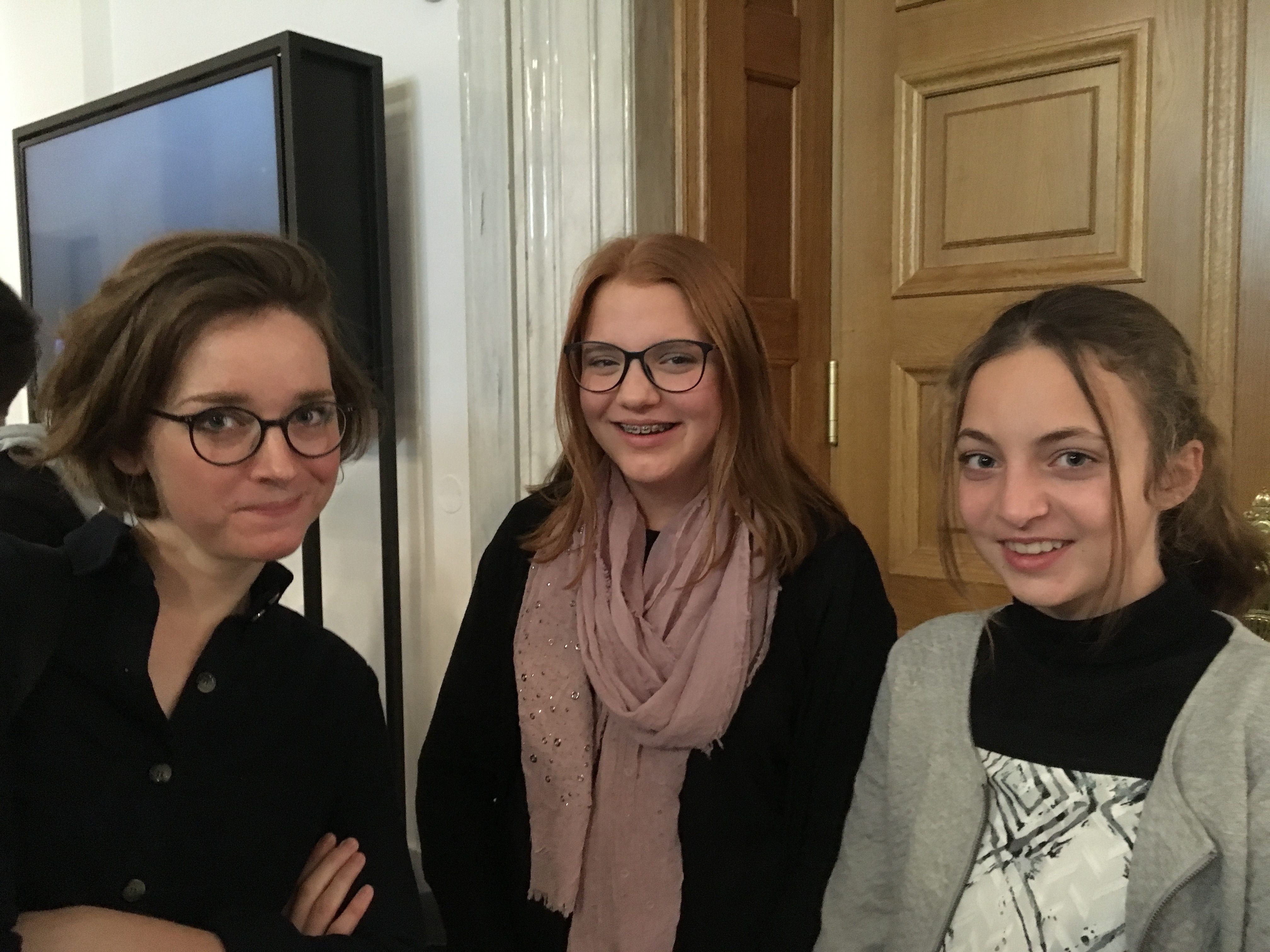Projektpräsentation in Wien: Mittelschülerinnen Joanna und Maja mit Kulturvermittlerin Ronja Svaneborg.